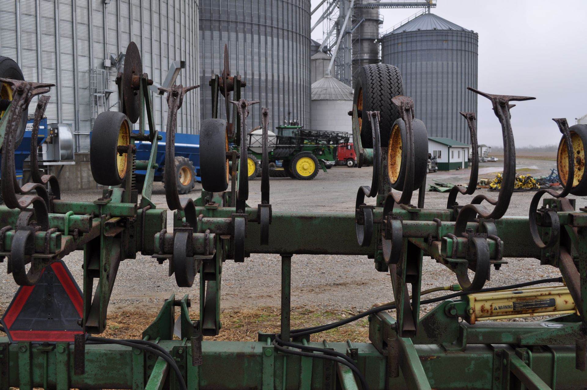John Deere 12 row x 30” row crop cultivator, 3pt, hyd fold, gauge wheels - Image 12 of 20