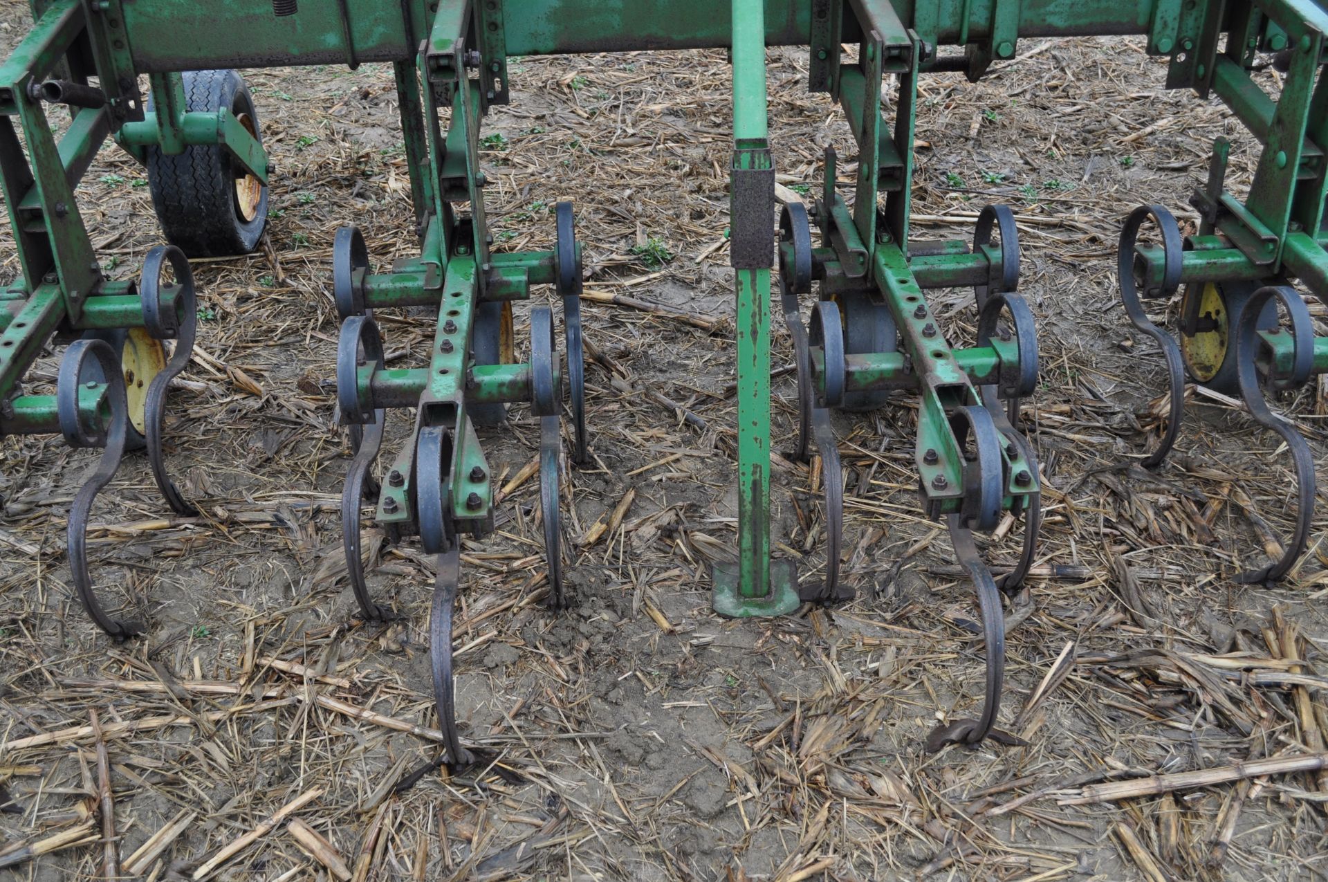 John Deere 12 row x 30” row crop cultivator, 3pt, hyd fold, gauge wheels - Image 6 of 20
