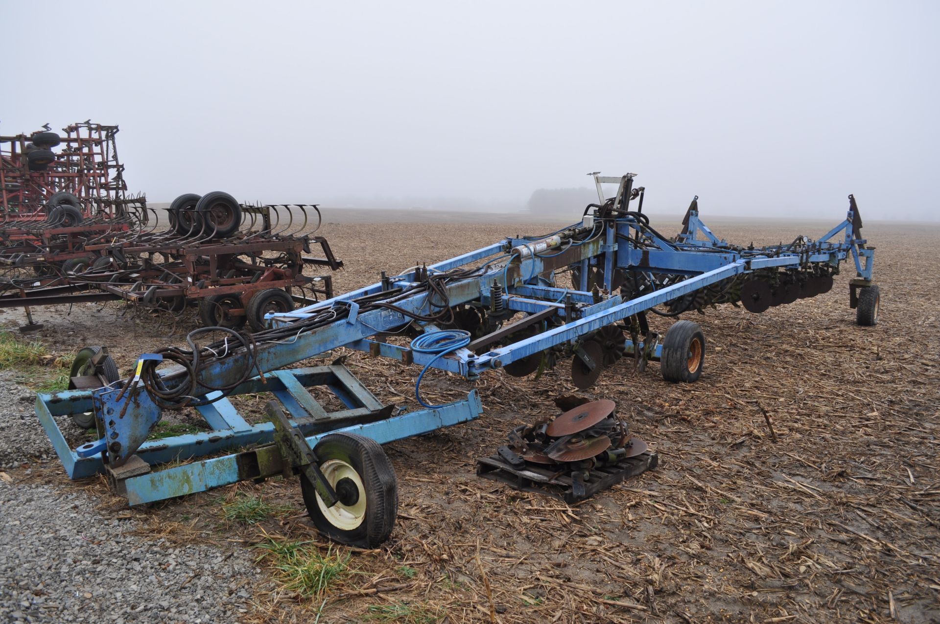 40’ DMI rear fold NH3 bar, lead coulters, spring cushioned shank, Blu-Jet floating closers