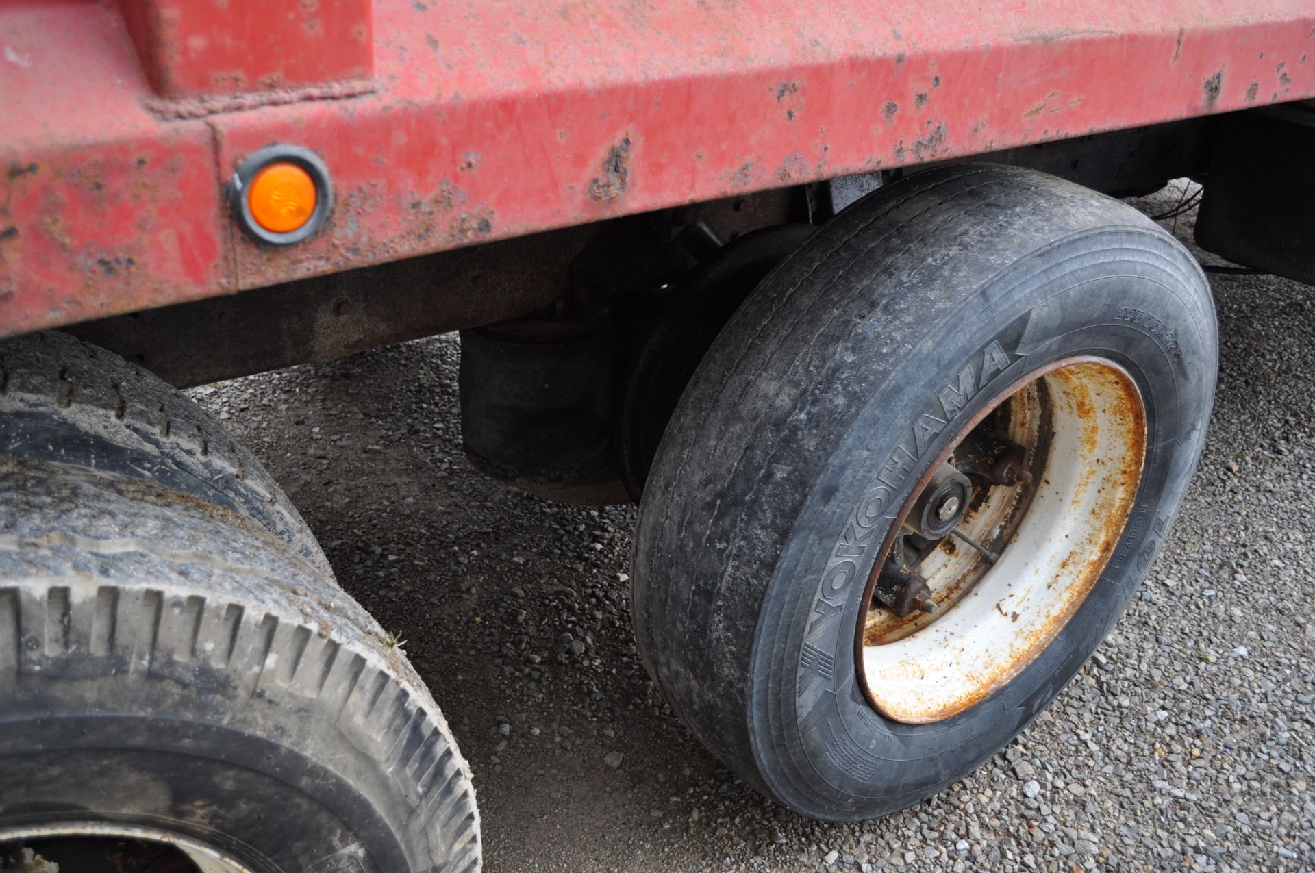 1984 International 2300 dump truck, L10 Cummins, 5+2 trans, air brakes, tandem axle with 3rd axle - Image 14 of 26