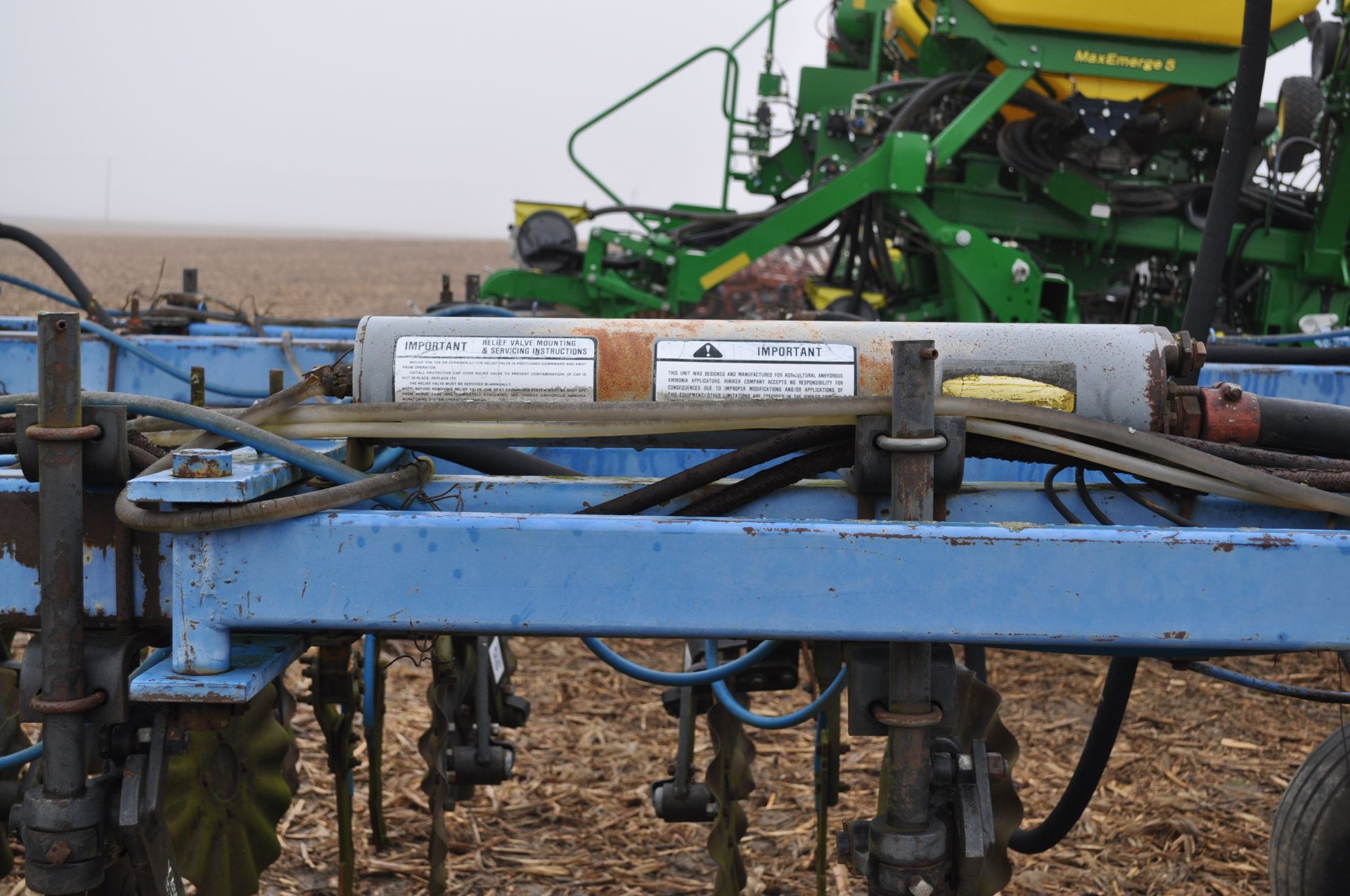 40’ DMI rear fold NH3 bar, lead coulters, spring cushioned shank, Blu-Jet floating closers - Image 30 of 35