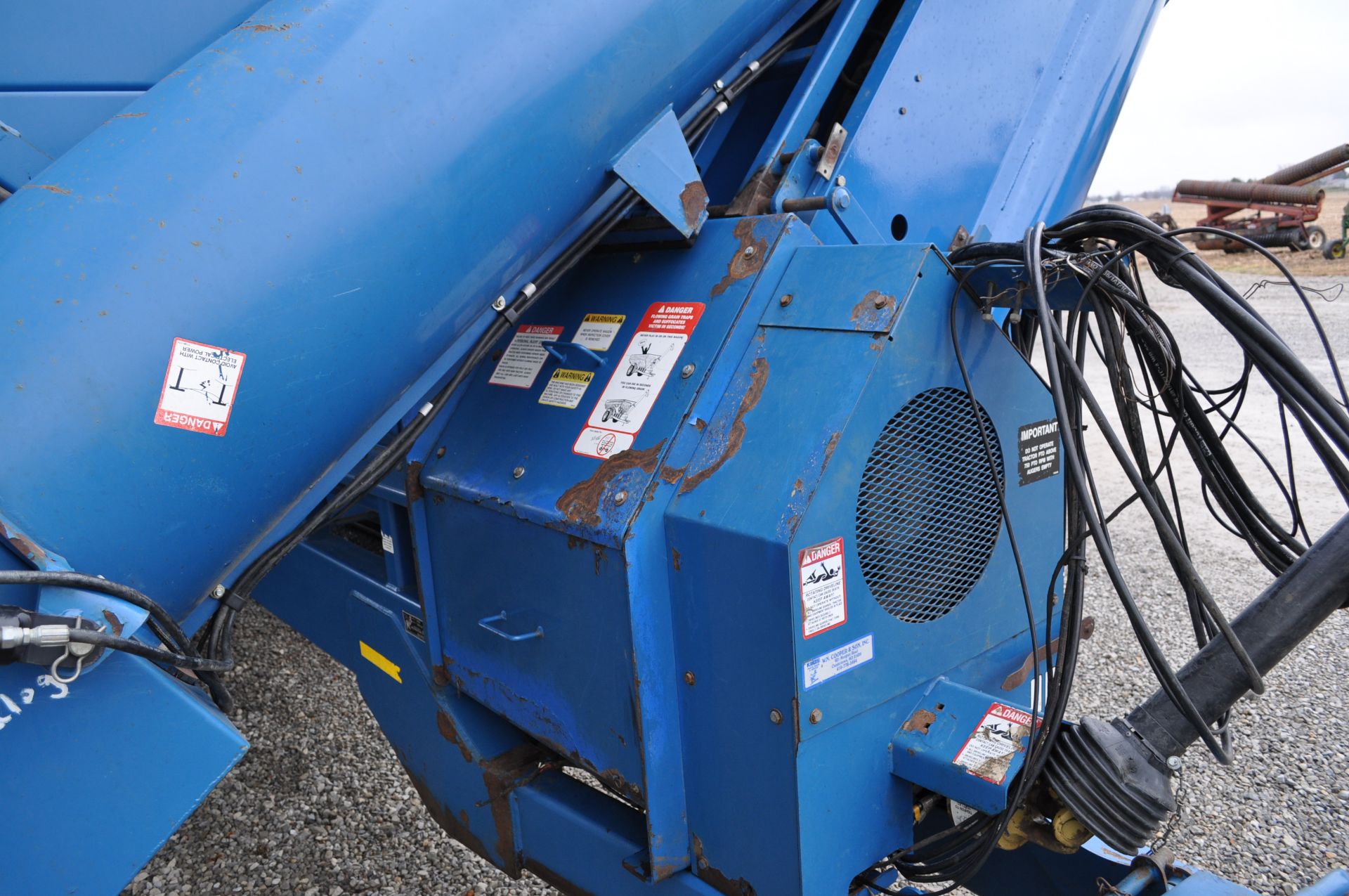 Kinze 1050 grain cart, 30” tracks, 1000 PTO, hyd fold auger, scales, roll tarp - Image 15 of 22