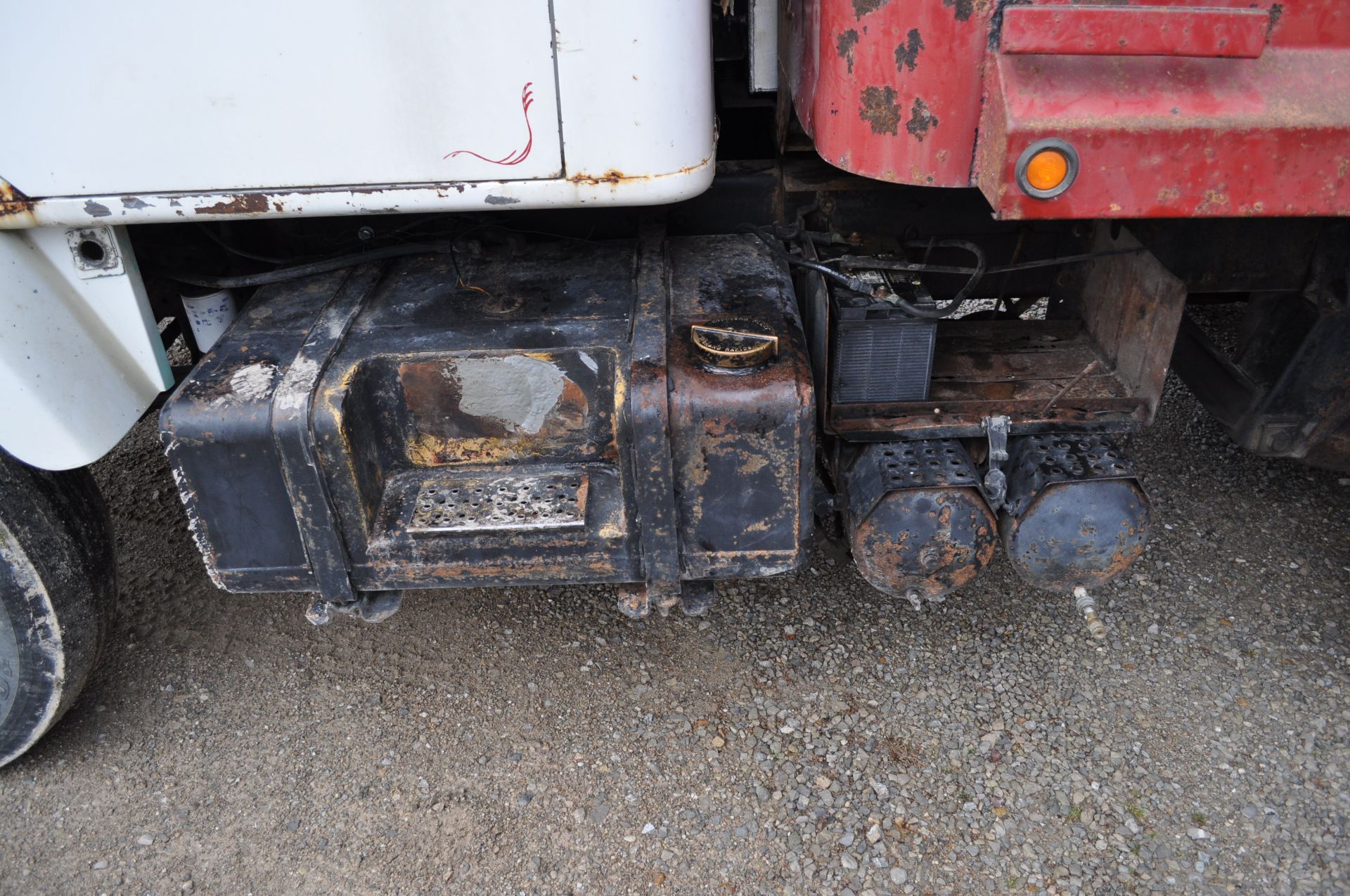 1984 International 2300 dump truck, L10 Cummins, 5+2 trans, air brakes, tandem axle with 3rd axle - Image 18 of 26