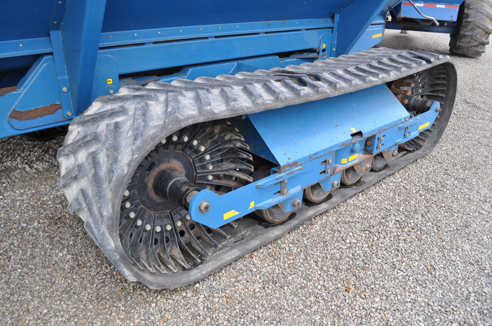Kinze 1050 grain cart, 30” tracks, 1000 PTO, hyd fold auger, scales, roll tarp - Image 4 of 22