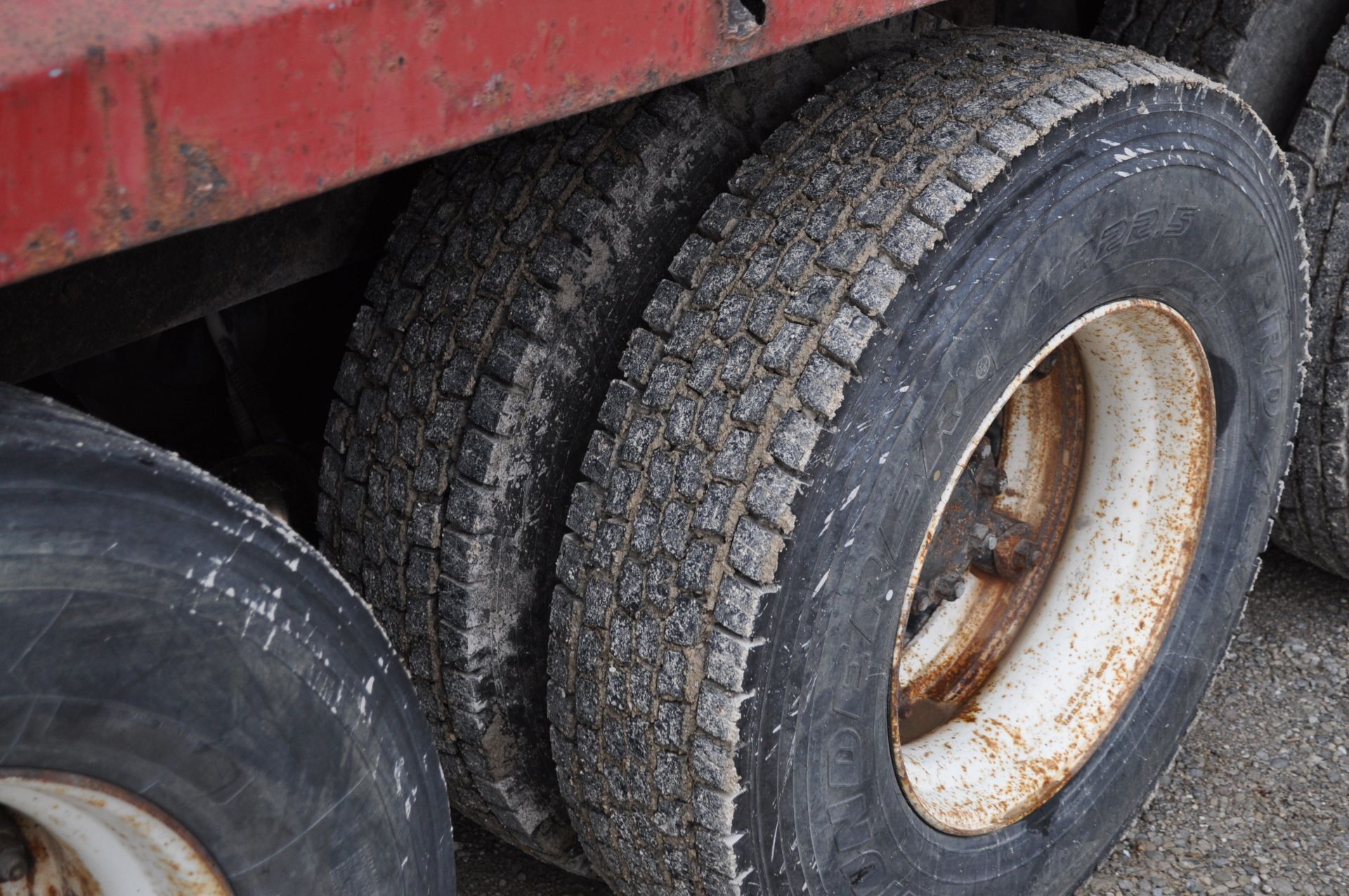 1984 International 2300 dump truck, L10 Cummins, 5+2 trans, air brakes, tandem axle with 3rd axle - Image 7 of 26