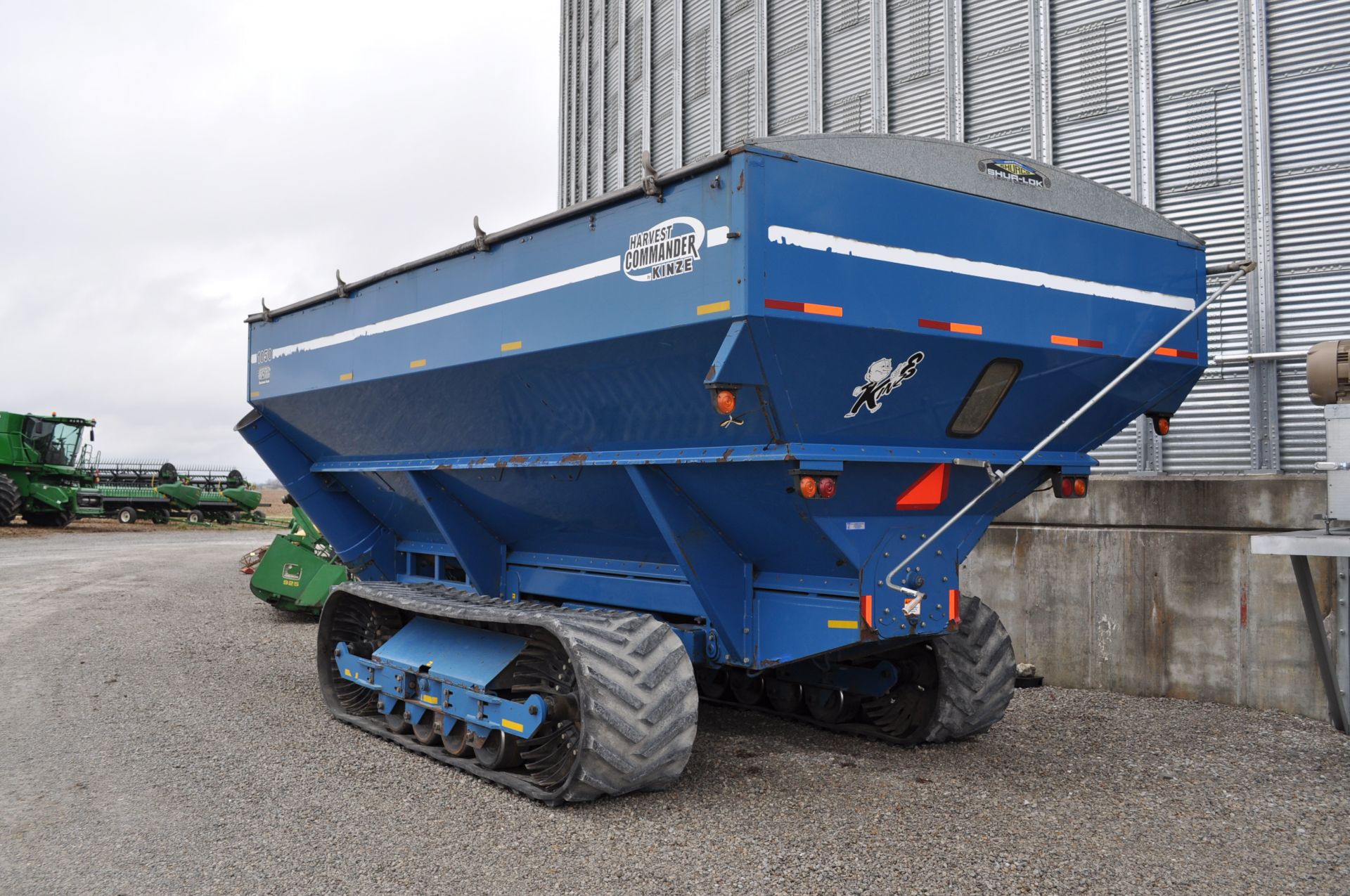 Kinze 1050 grain cart, 30” tracks, 1000 PTO, hyd fold auger, scales, roll tarp - Image 3 of 22