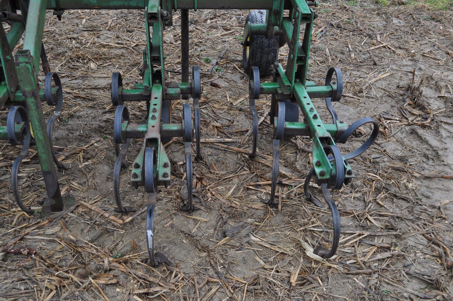 John Deere 12 row x 30” row crop cultivator, 3pt, hyd fold, gauge wheels - Image 10 of 20