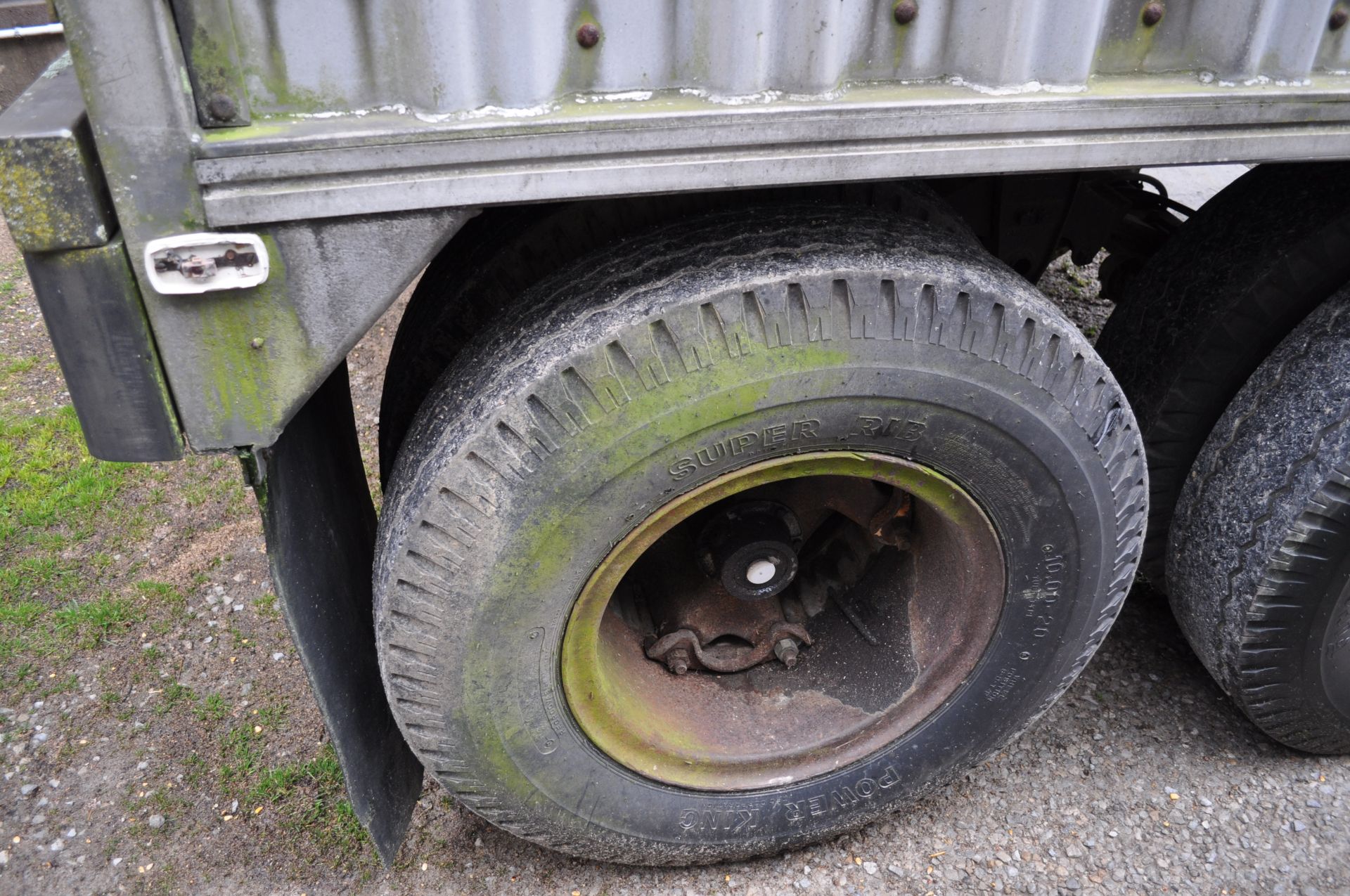 1973 37’ Wilson alum flat grain trailer, swinging rear door, tandem axle, spring ride, 10.00-20 - Image 7 of 15