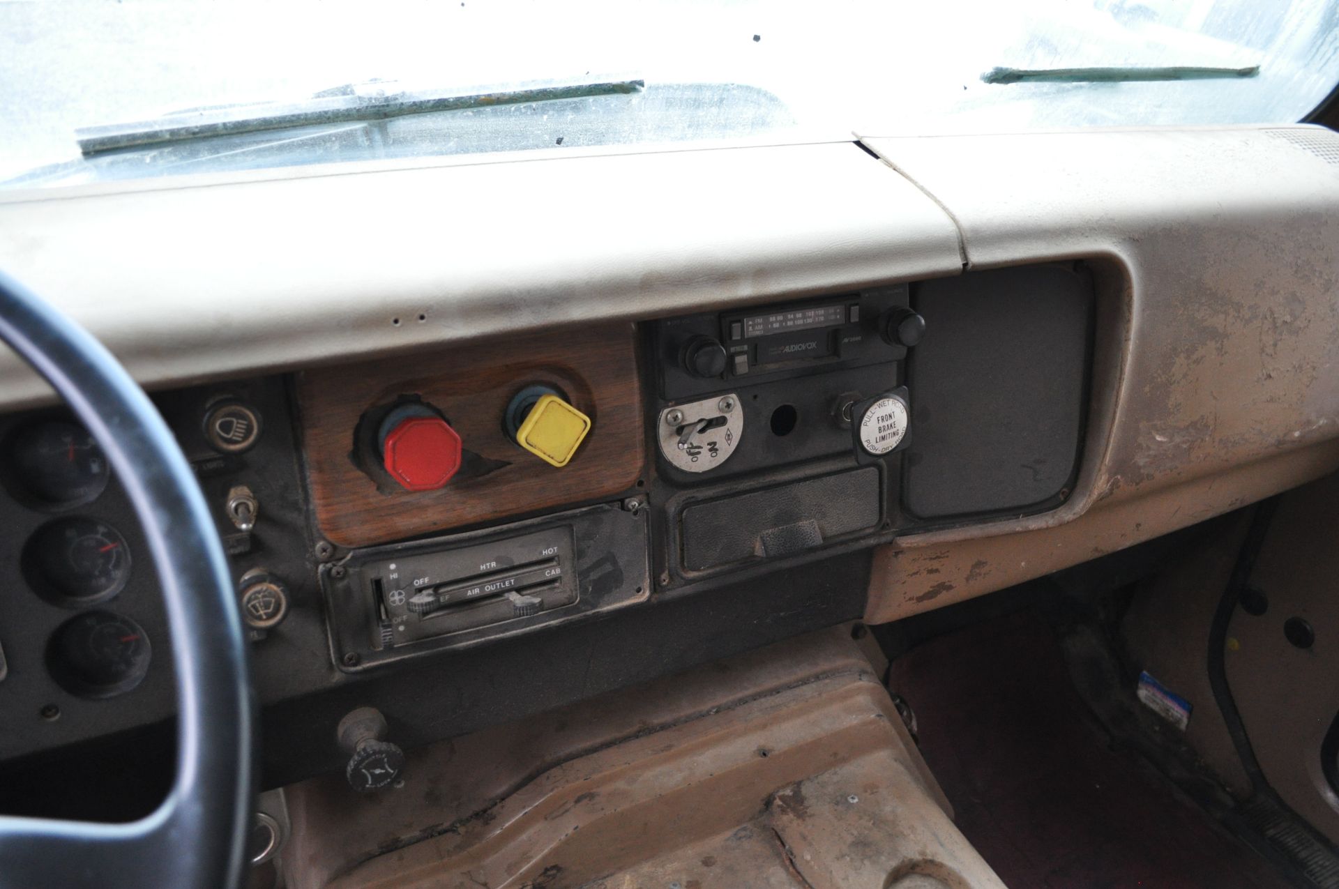 1984 International 2300 dump truck, L10 Cummins, 5+2 trans, air brakes, tandem axle with 3rd axle - Image 21 of 26