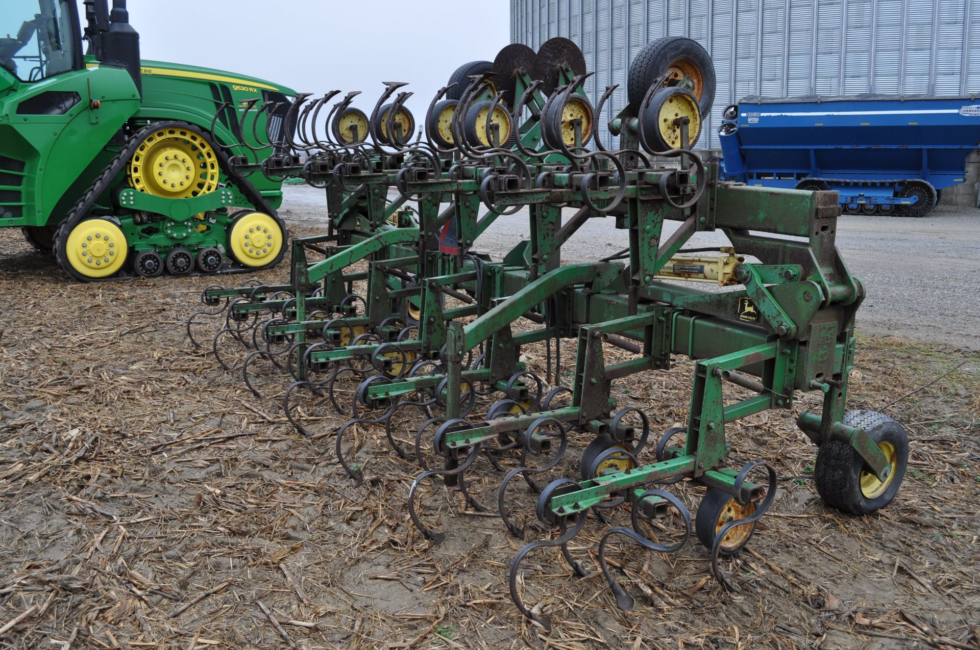 John Deere 12 row x 30” row crop cultivator, 3pt, hyd fold, gauge wheels - Image 3 of 20
