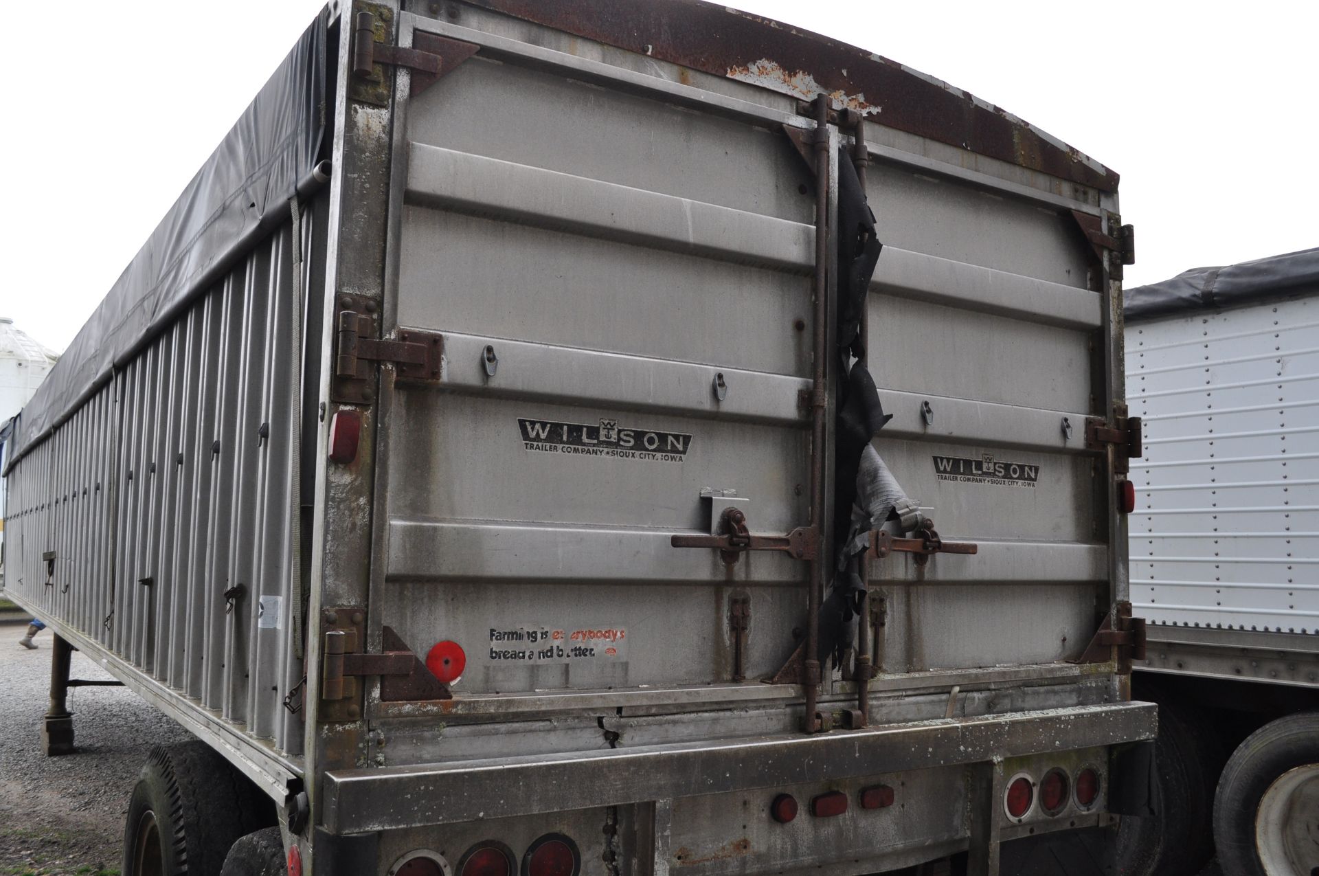 1973 37’ Wilson alum flat grain trailer, swinging rear door, tandem axle, spring ride, 10.00-20 - Image 6 of 15