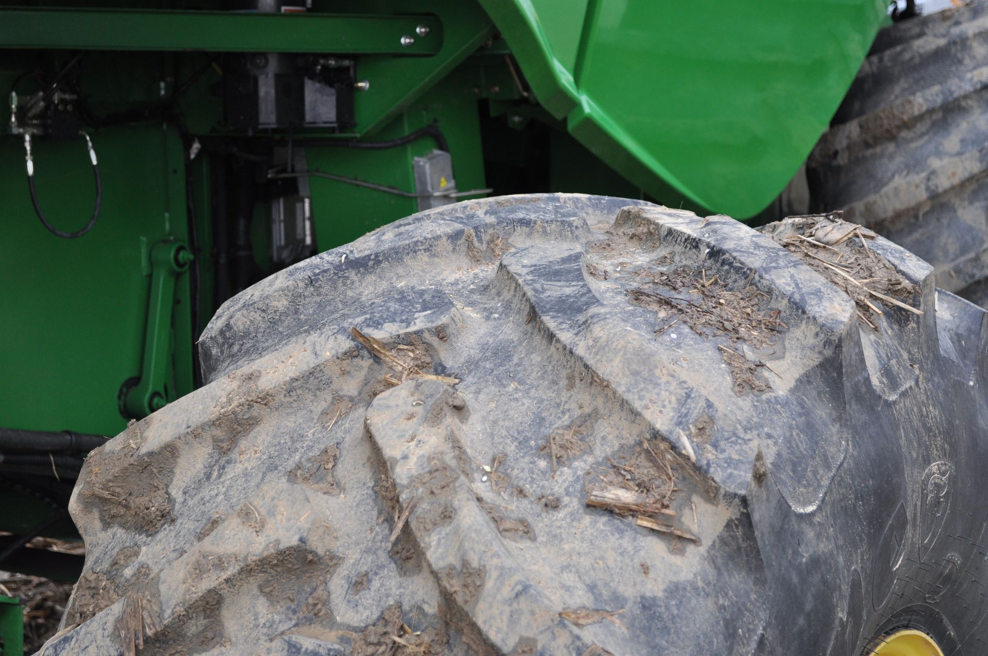 John Deere S690 combine, 1250/45-32 tires, 750/65R26 rear, 4WD, PowerCast tail board, chopper - Image 8 of 25