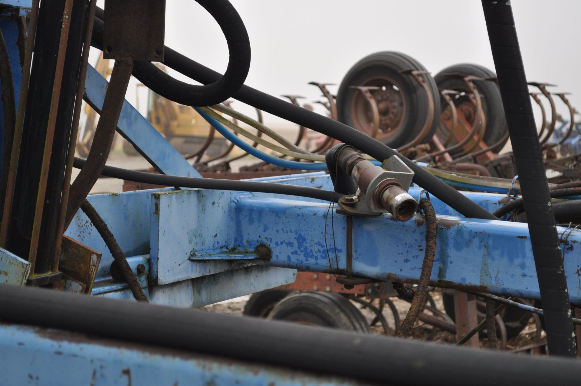40’ DMI rear fold NH3 bar, lead coulters, spring cushioned shank, Blu-Jet floating closers - Image 19 of 35