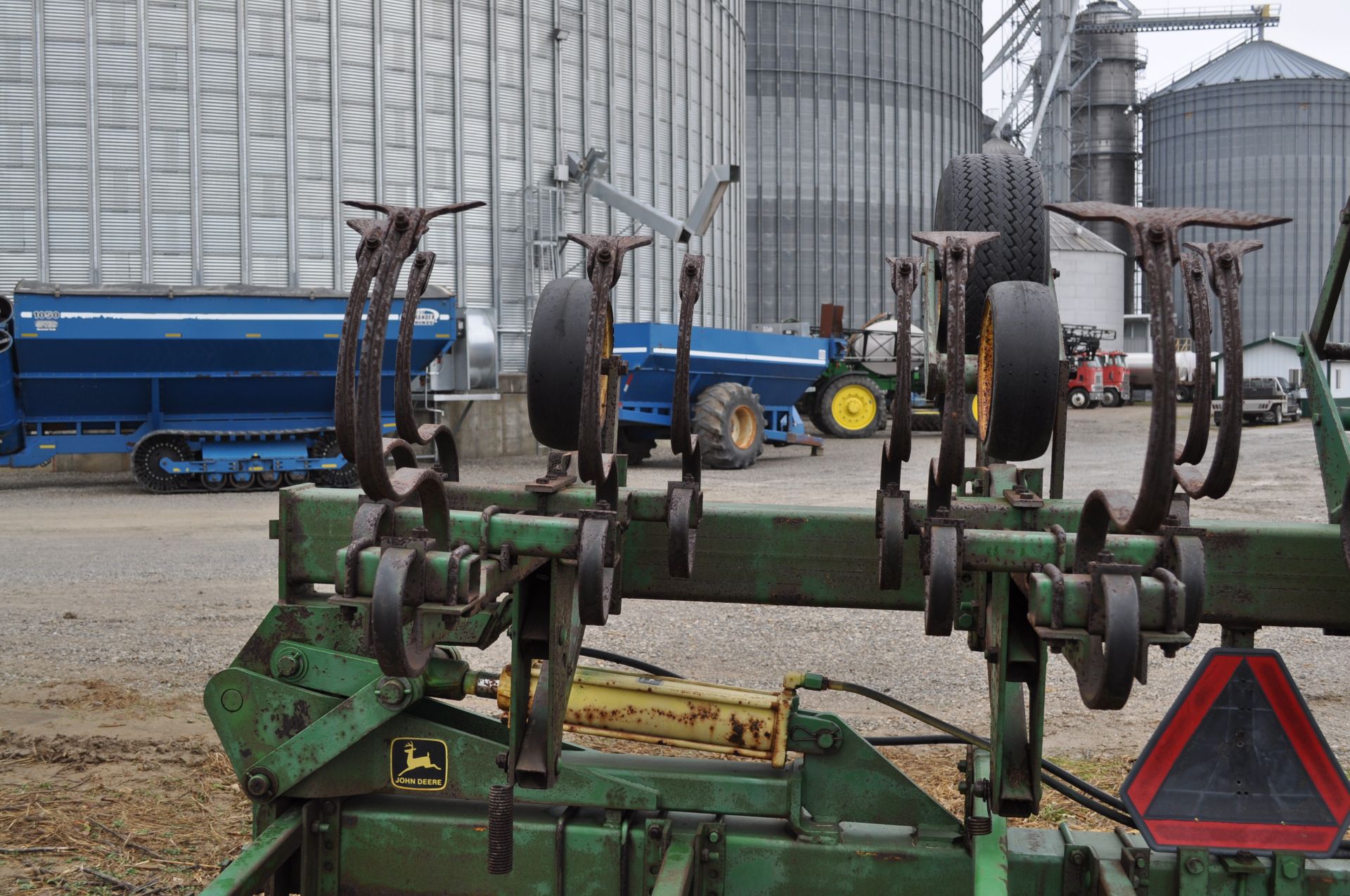 John Deere 12 row x 30” row crop cultivator, 3pt, hyd fold, gauge wheels - Image 15 of 20