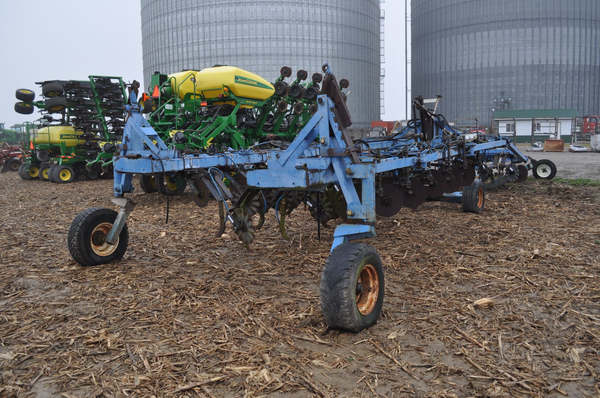 40’ DMI rear fold NH3 bar, lead coulters, spring cushioned shank, Blu-Jet floating closers - Image 3 of 35