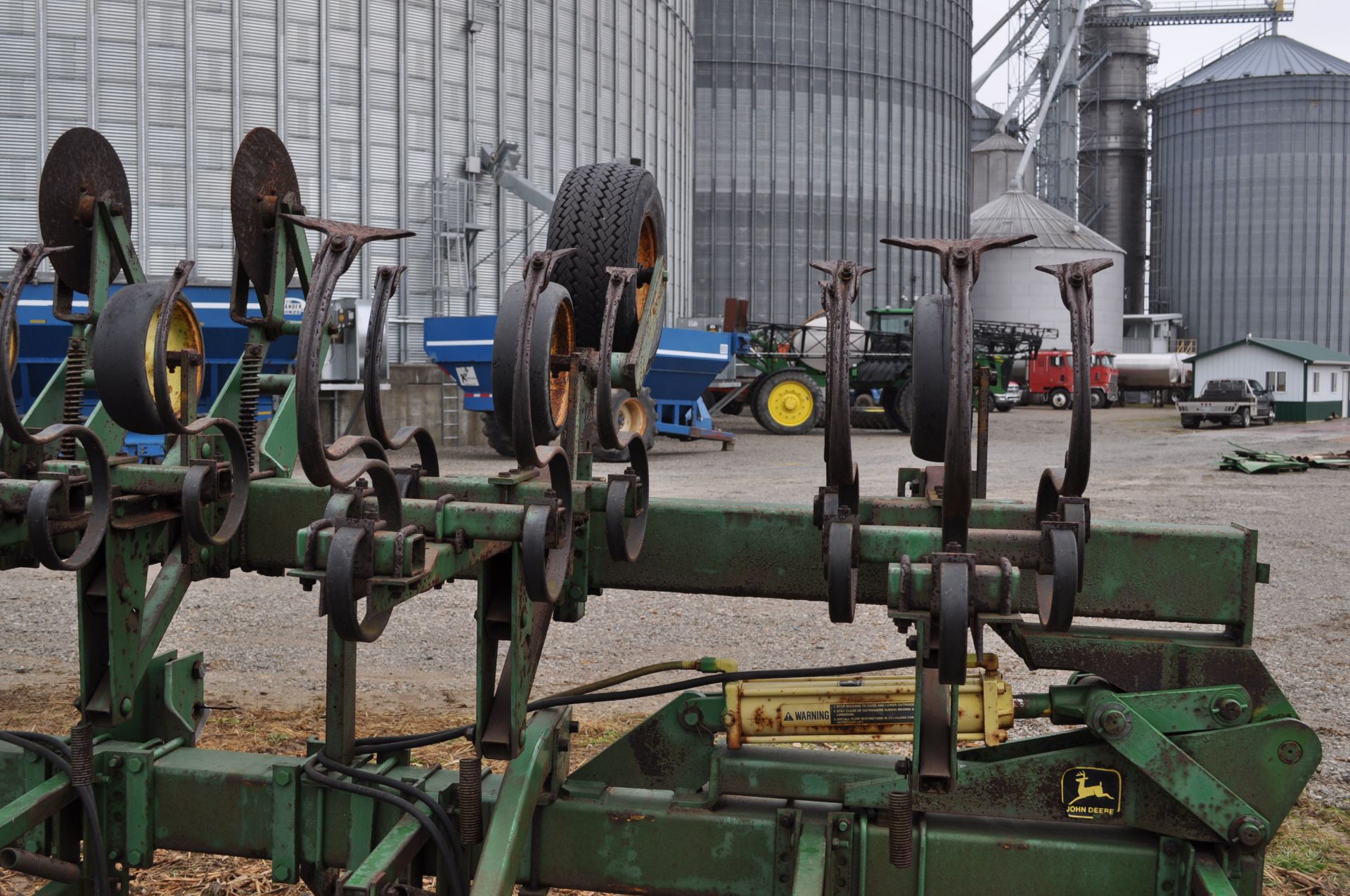 John Deere 12 row x 30” row crop cultivator, 3pt, hyd fold, gauge wheels - Image 11 of 20