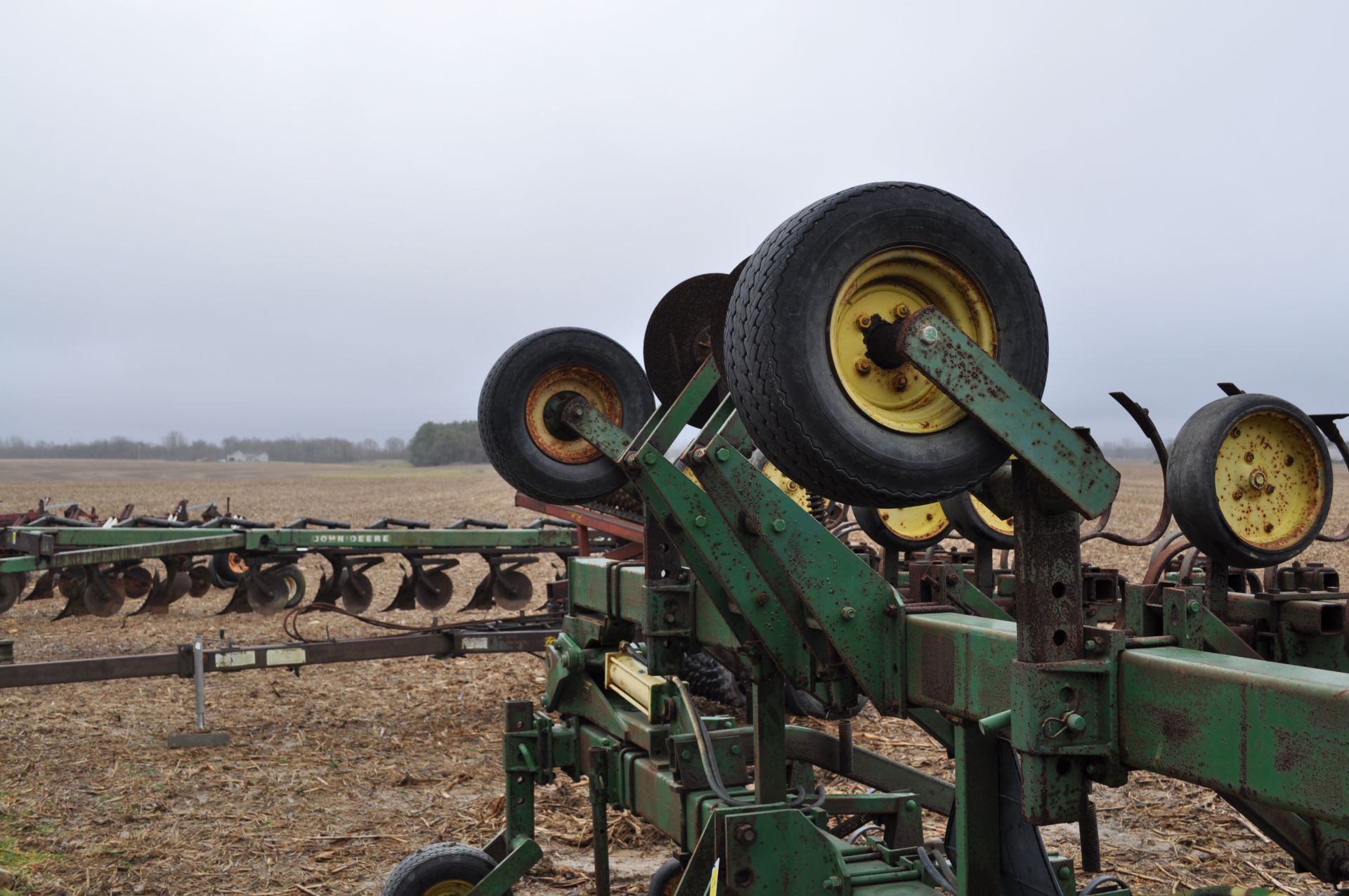 John Deere 12 row x 30” row crop cultivator, 3pt, hyd fold, gauge wheels - Image 17 of 20