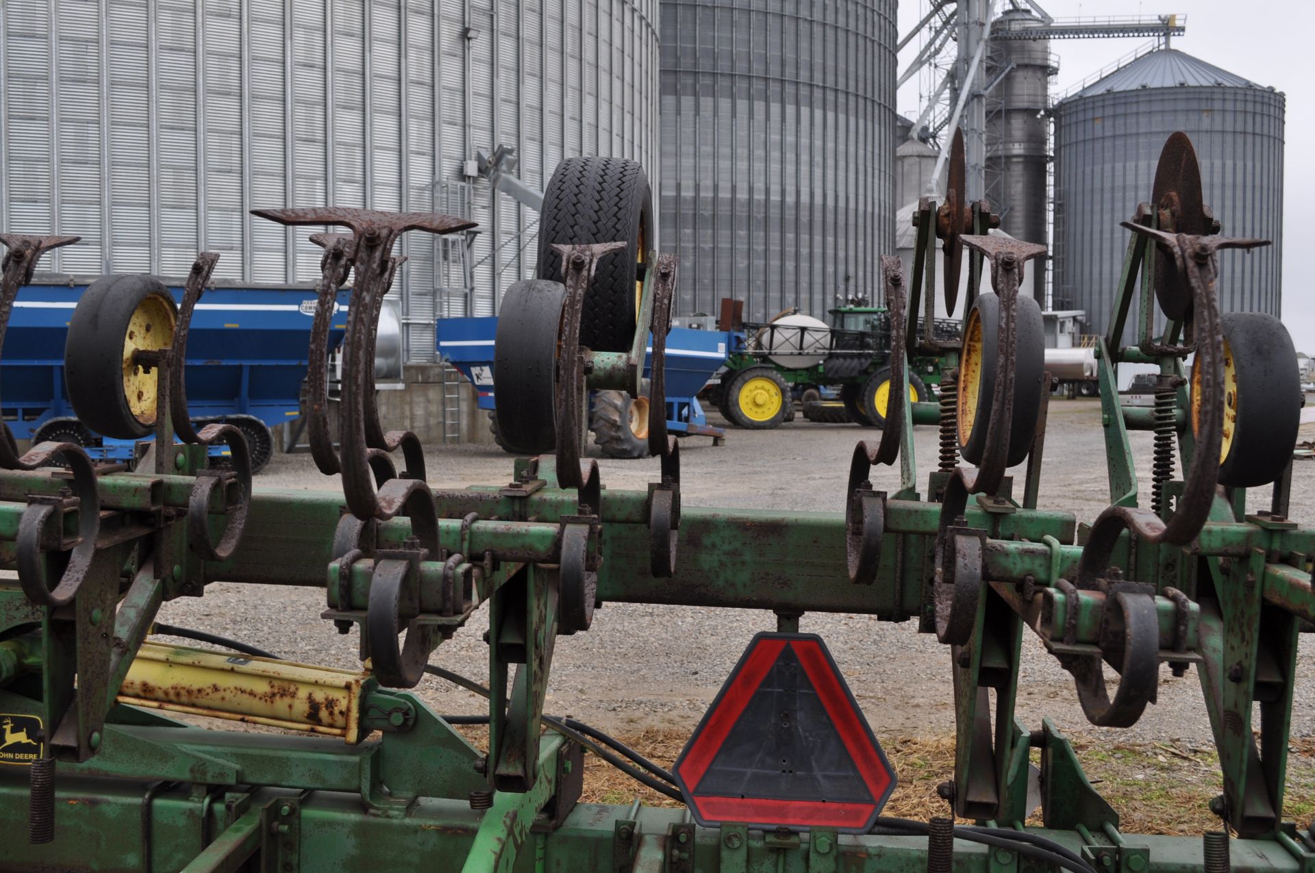 John Deere 12 row x 30” row crop cultivator, 3pt, hyd fold, gauge wheels - Image 14 of 20