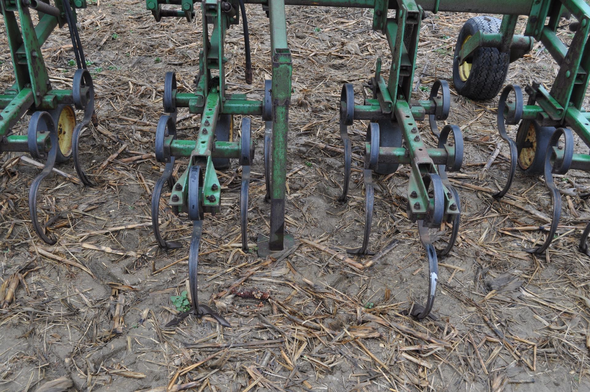 John Deere 12 row x 30” row crop cultivator, 3pt, hyd fold, gauge wheels - Image 9 of 20
