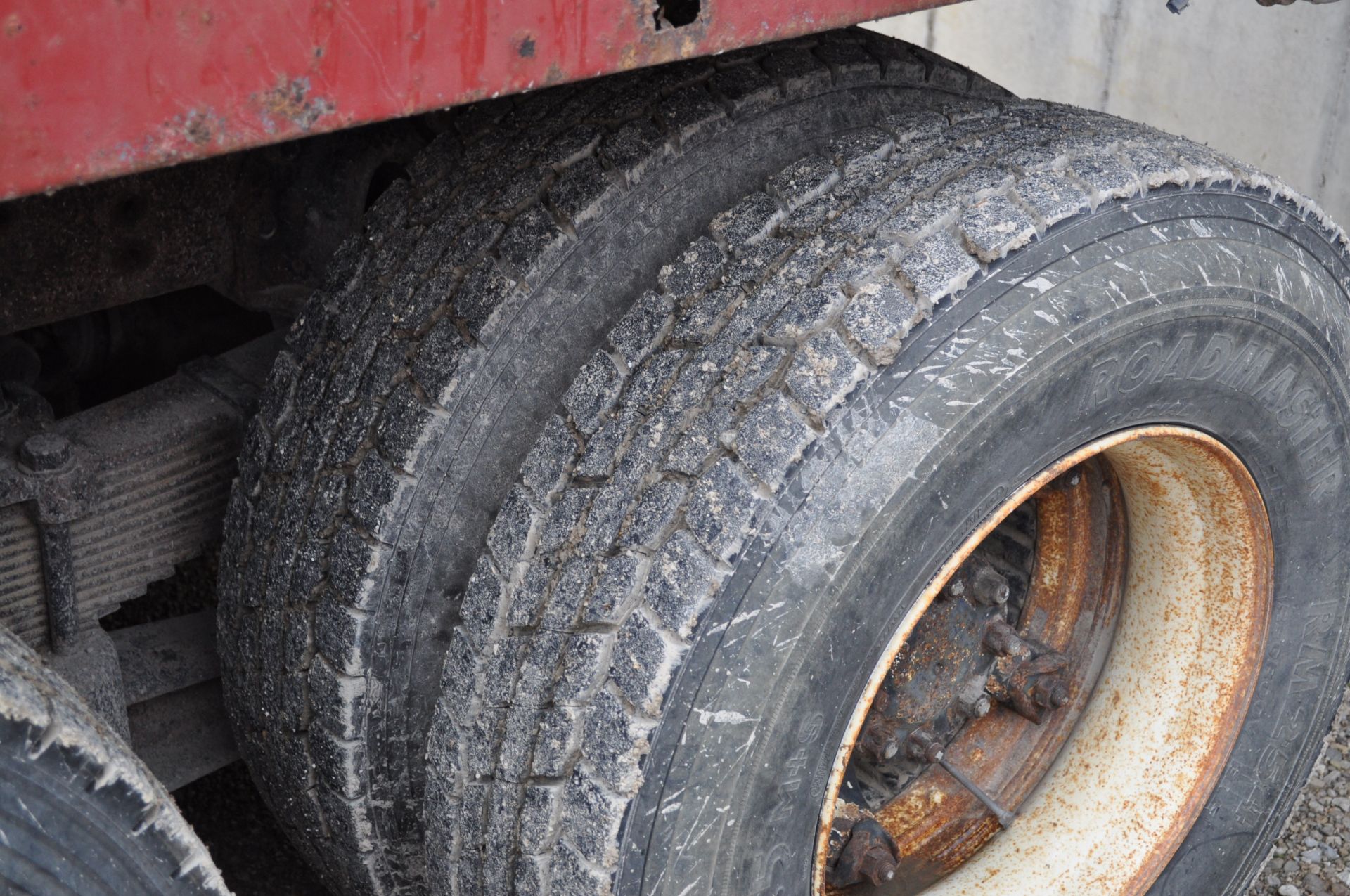 1984 International 2300 dump truck, L10 Cummins, 5+2 trans, air brakes, tandem axle with 3rd axle - Image 8 of 26