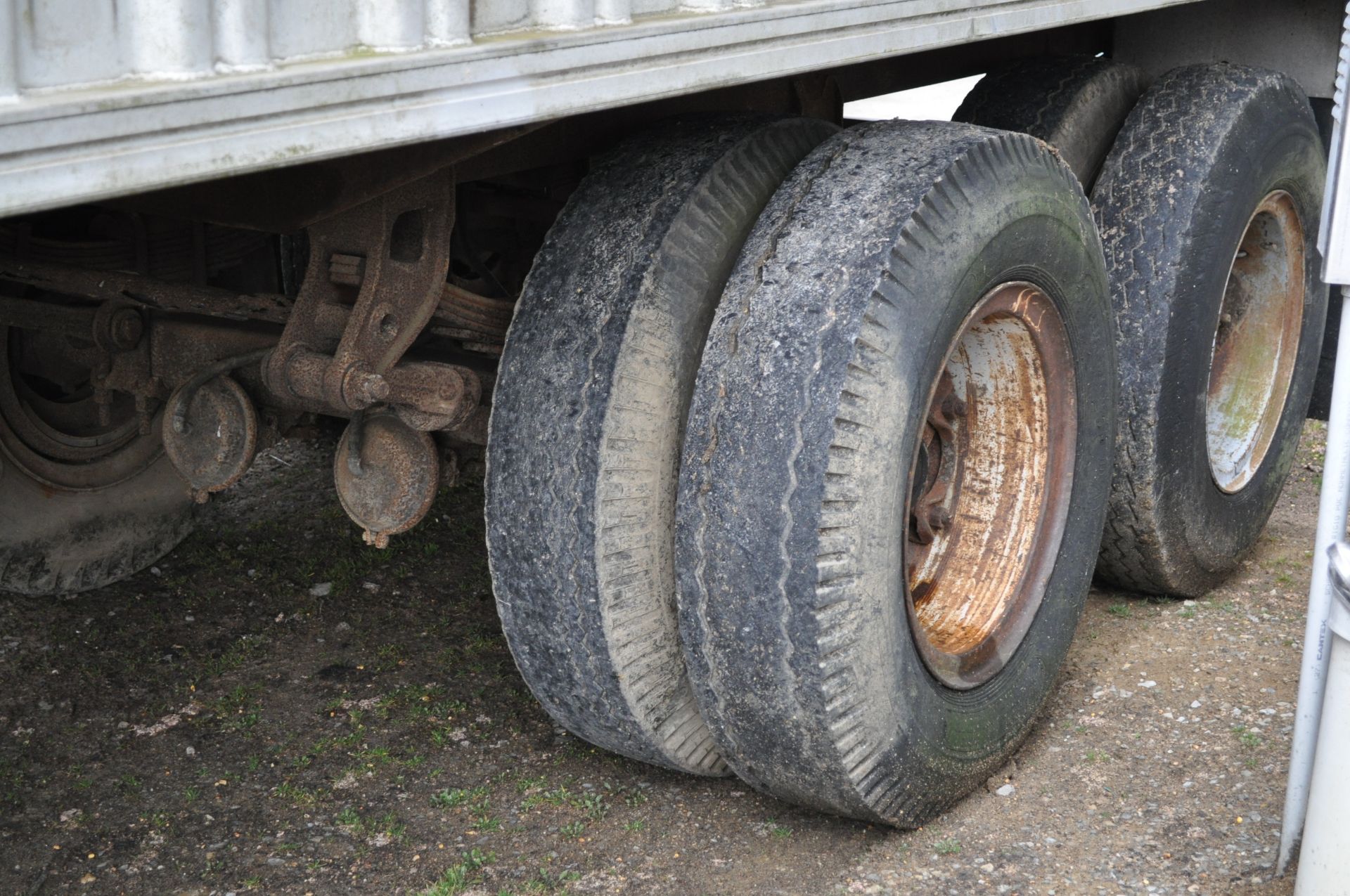 1973 37’ Wilson alum flat grain trailer, swinging rear door, tandem axle, spring ride, 10.00-20 - Image 15 of 15