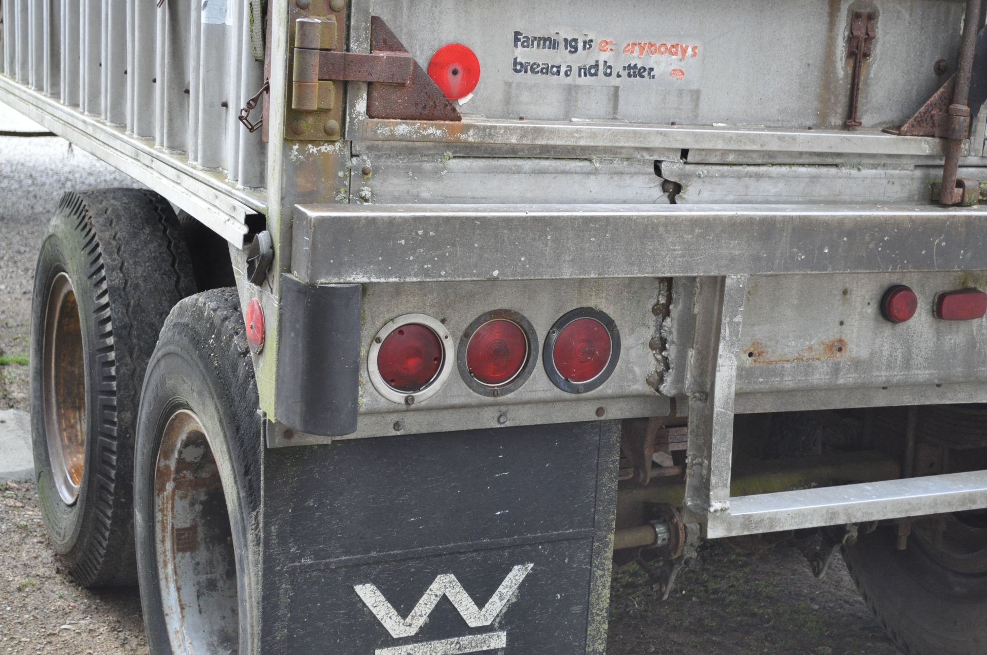 1973 37’ Wilson alum flat grain trailer, swinging rear door, tandem axle, spring ride, 10.00-20 - Image 5 of 15