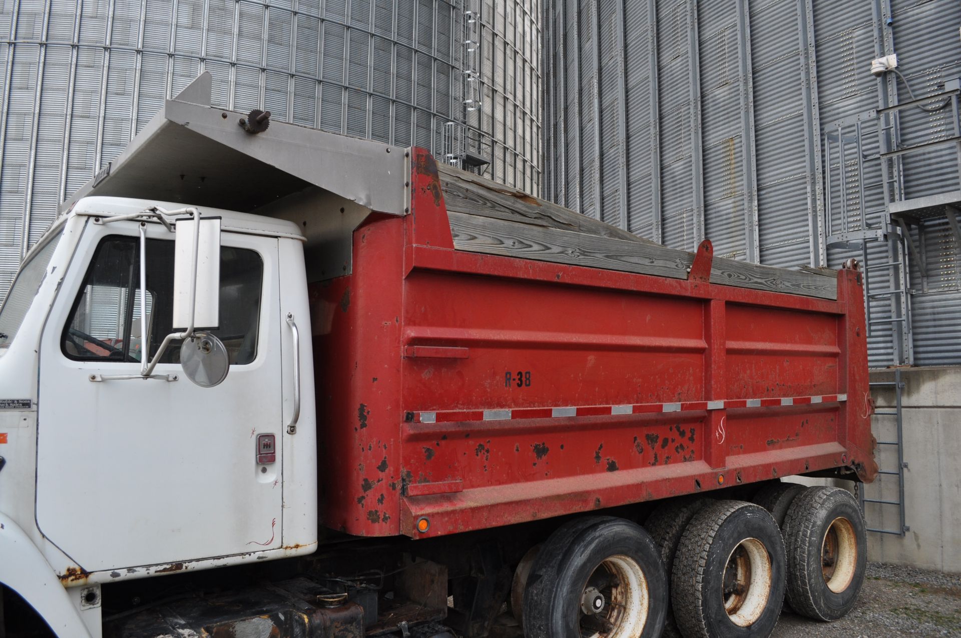 1984 International 2300 dump truck, L10 Cummins, 5+2 trans, air brakes, tandem axle with 3rd axle - Image 24 of 26