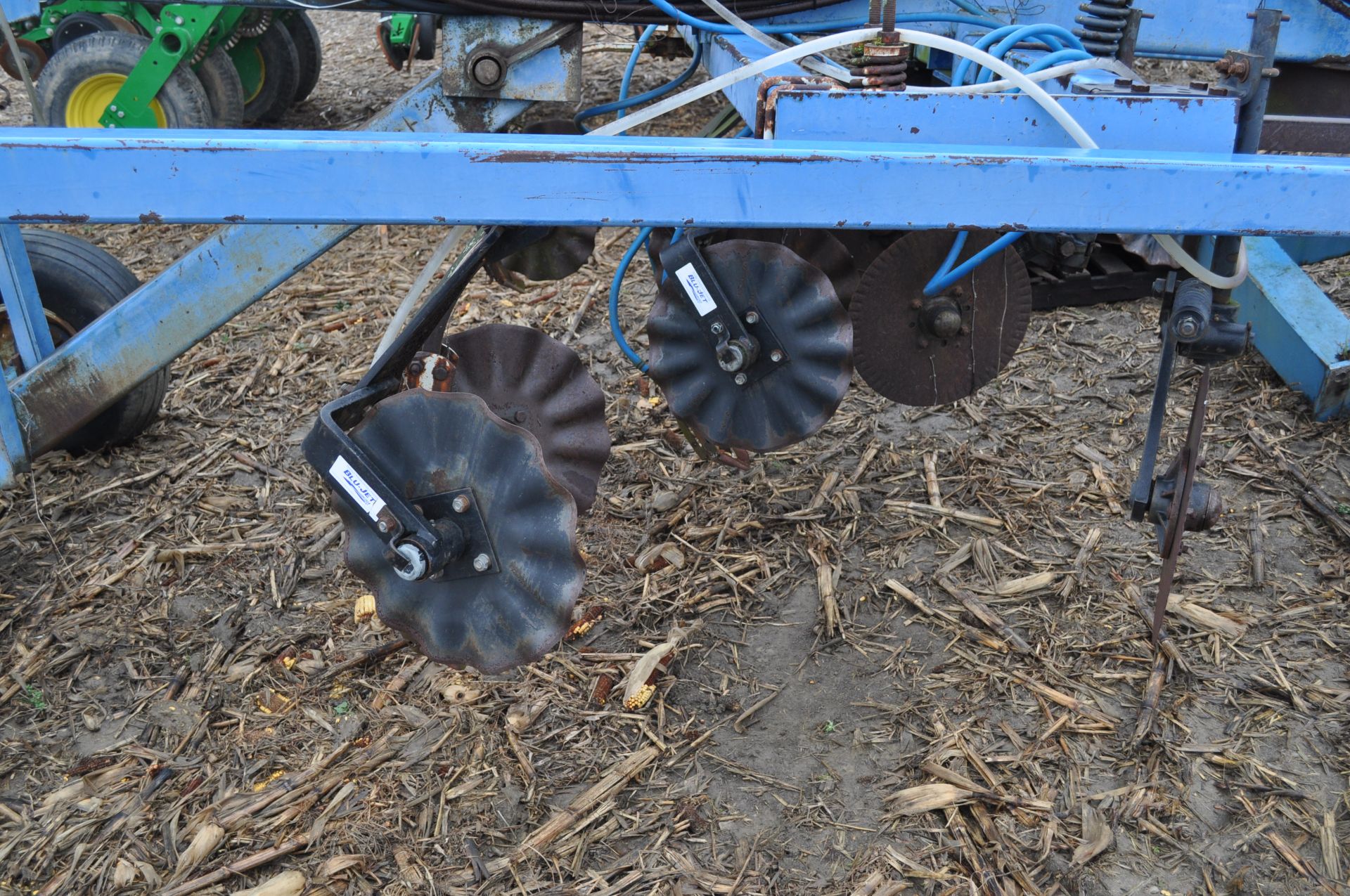 40’ DMI rear fold NH3 bar, lead coulters, spring cushioned shank, Blu-Jet floating closers - Image 31 of 35