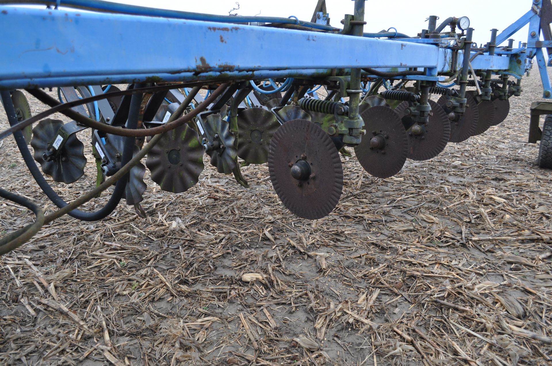 40’ DMI rear fold NH3 bar, lead coulters, spring cushioned shank, Blu-Jet floating closers - Image 17 of 35