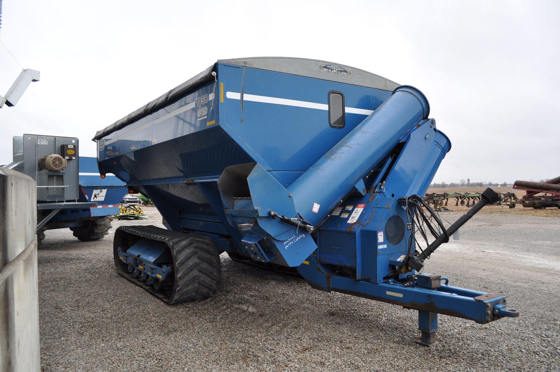 Kinze 1050 grain cart, 30” tracks, 1000 PTO, hyd fold auger, scales, roll tarp - Image 2 of 22