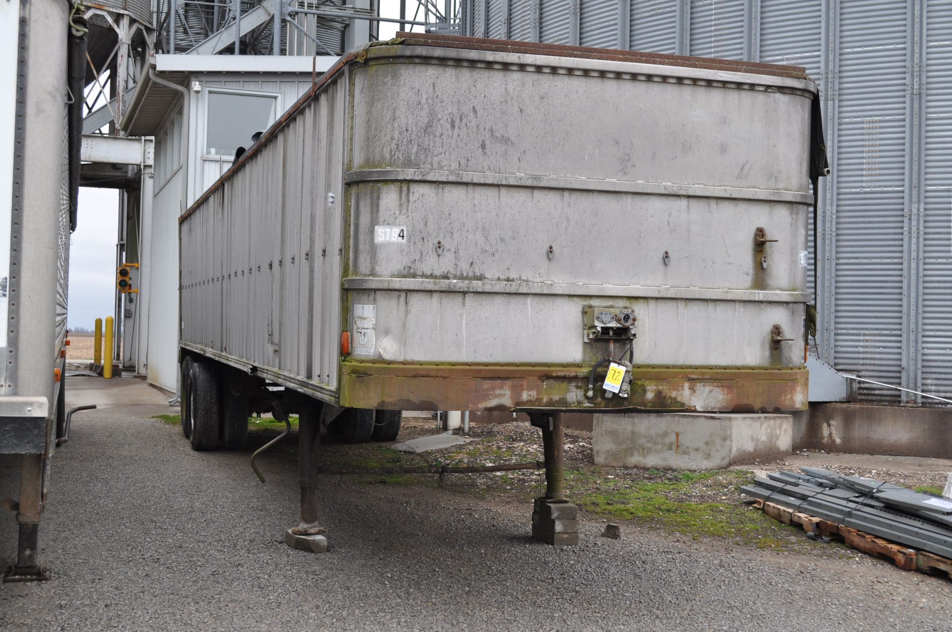 1973 37’ Wilson alum flat grain trailer, swinging rear door, tandem axle, spring ride, 10.00-20 - Image 2 of 15