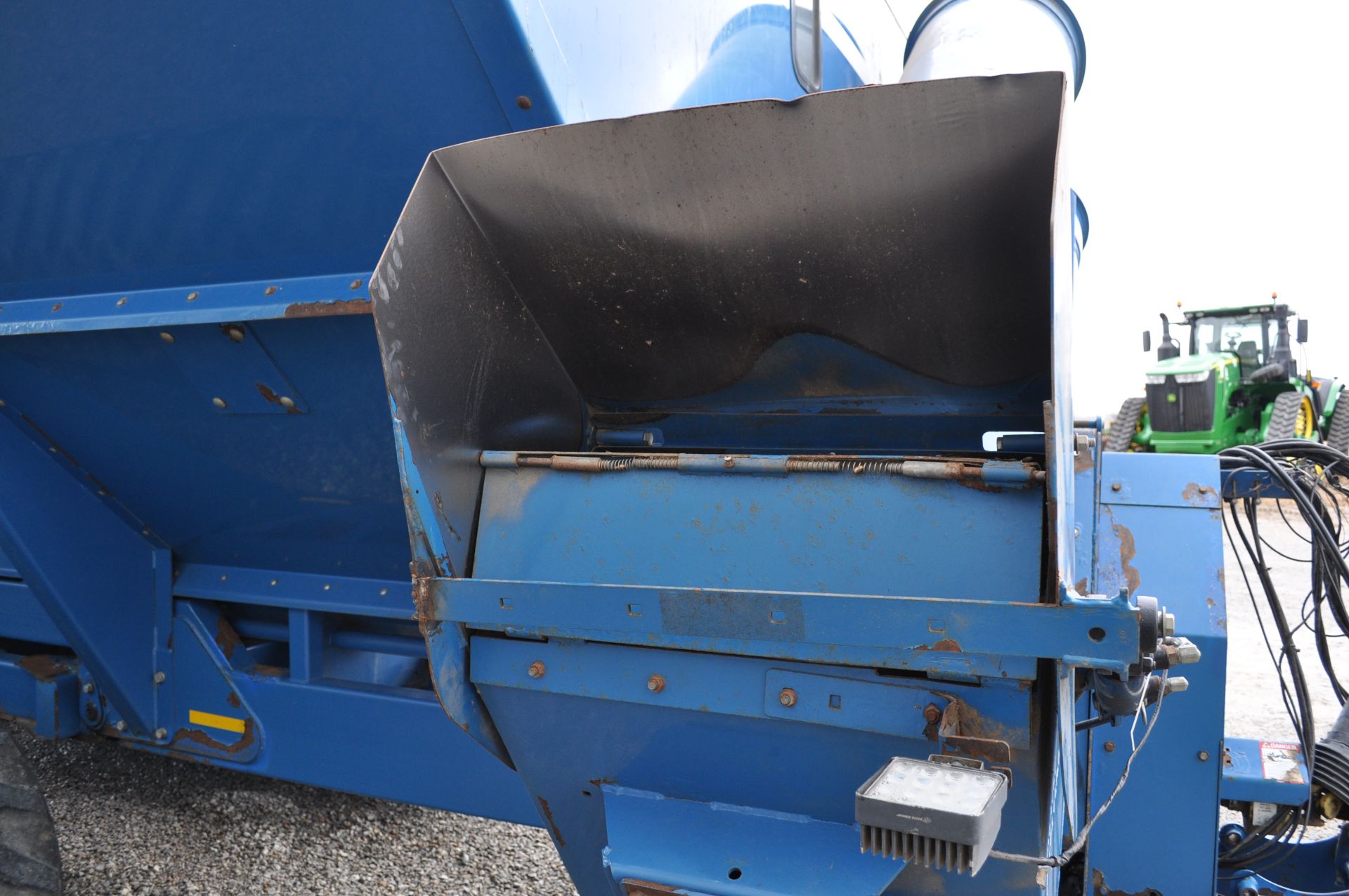 Kinze 1050 grain cart, 30” tracks, 1000 PTO, hyd fold auger, scales, roll tarp - Image 16 of 22