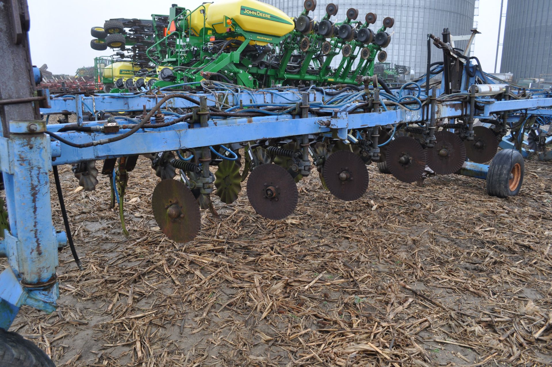 40’ DMI rear fold NH3 bar, lead coulters, spring cushioned shank, Blu-Jet floating closers - Image 29 of 35