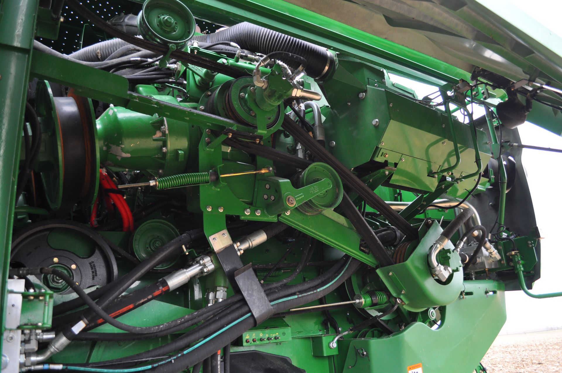John Deere S690 combine, 1250/45-32 tires, 750/65R26 rear, 4WD, PowerCast tail board, chopper - Image 13 of 25