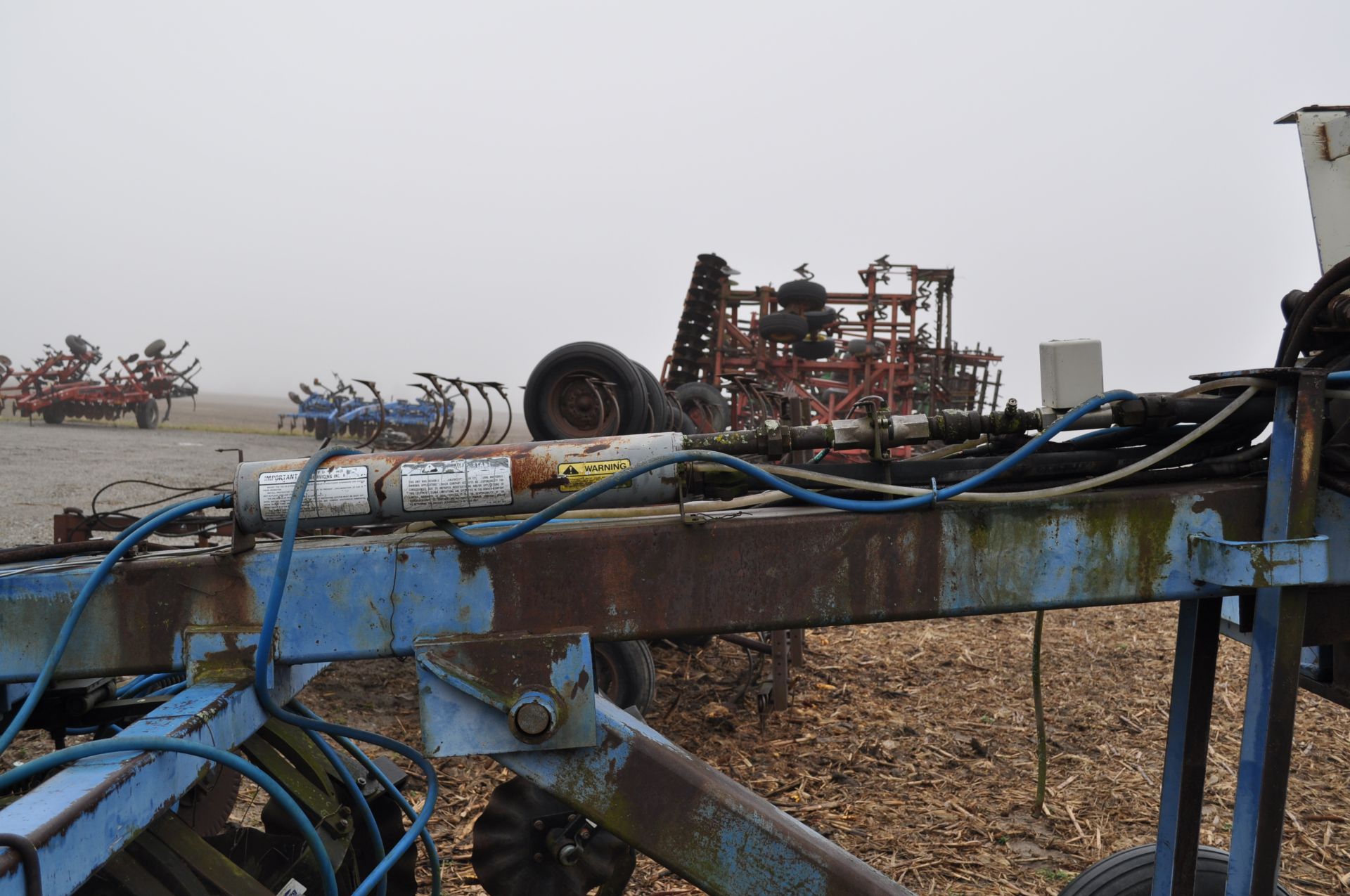 40’ DMI rear fold NH3 bar, lead coulters, spring cushioned shank, Blu-Jet floating closers - Image 14 of 35