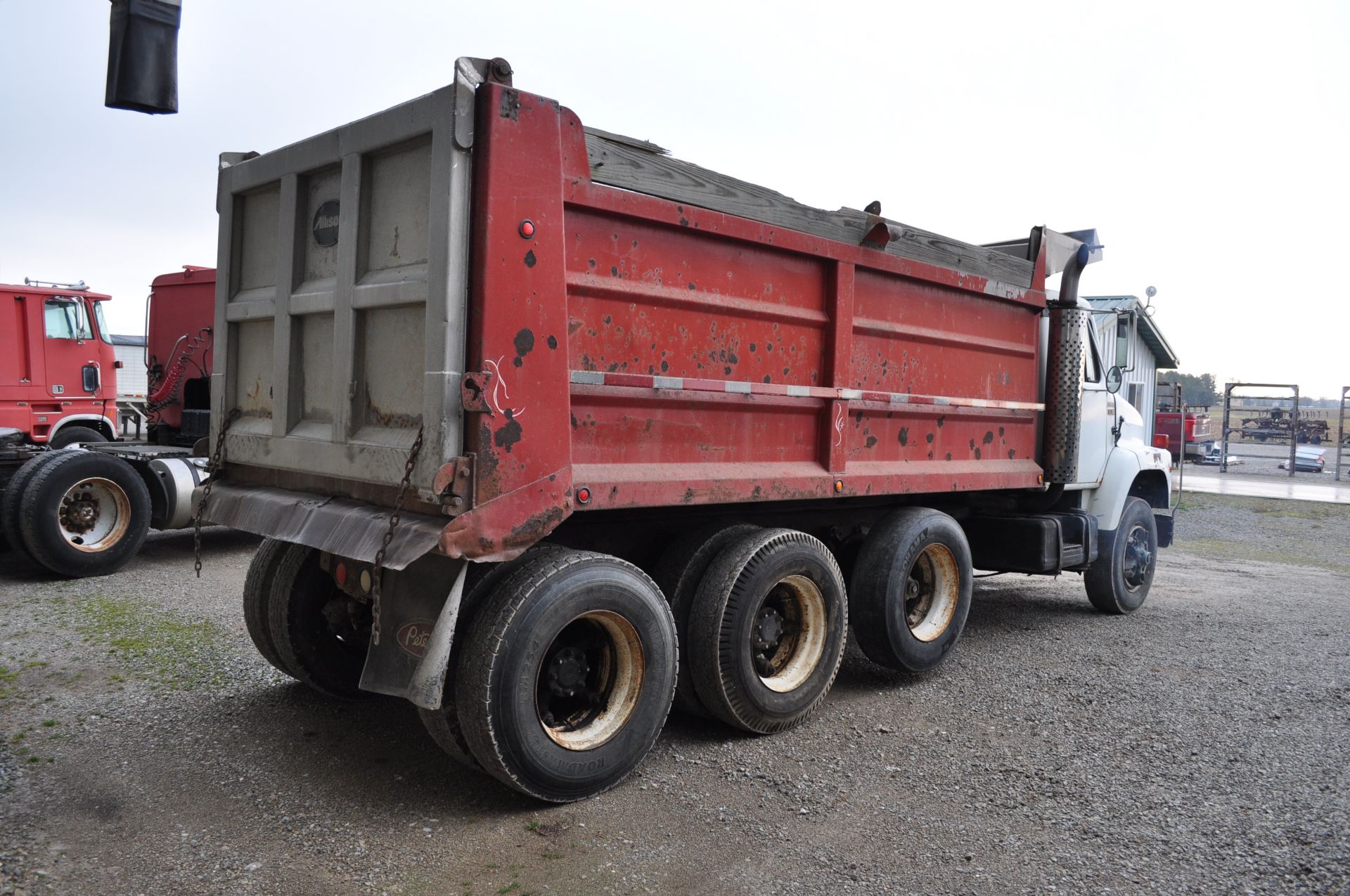 1984 International 2300 dump truck, L10 Cummins, 5+2 trans, air brakes, tandem axle with 3rd axle - Image 3 of 26