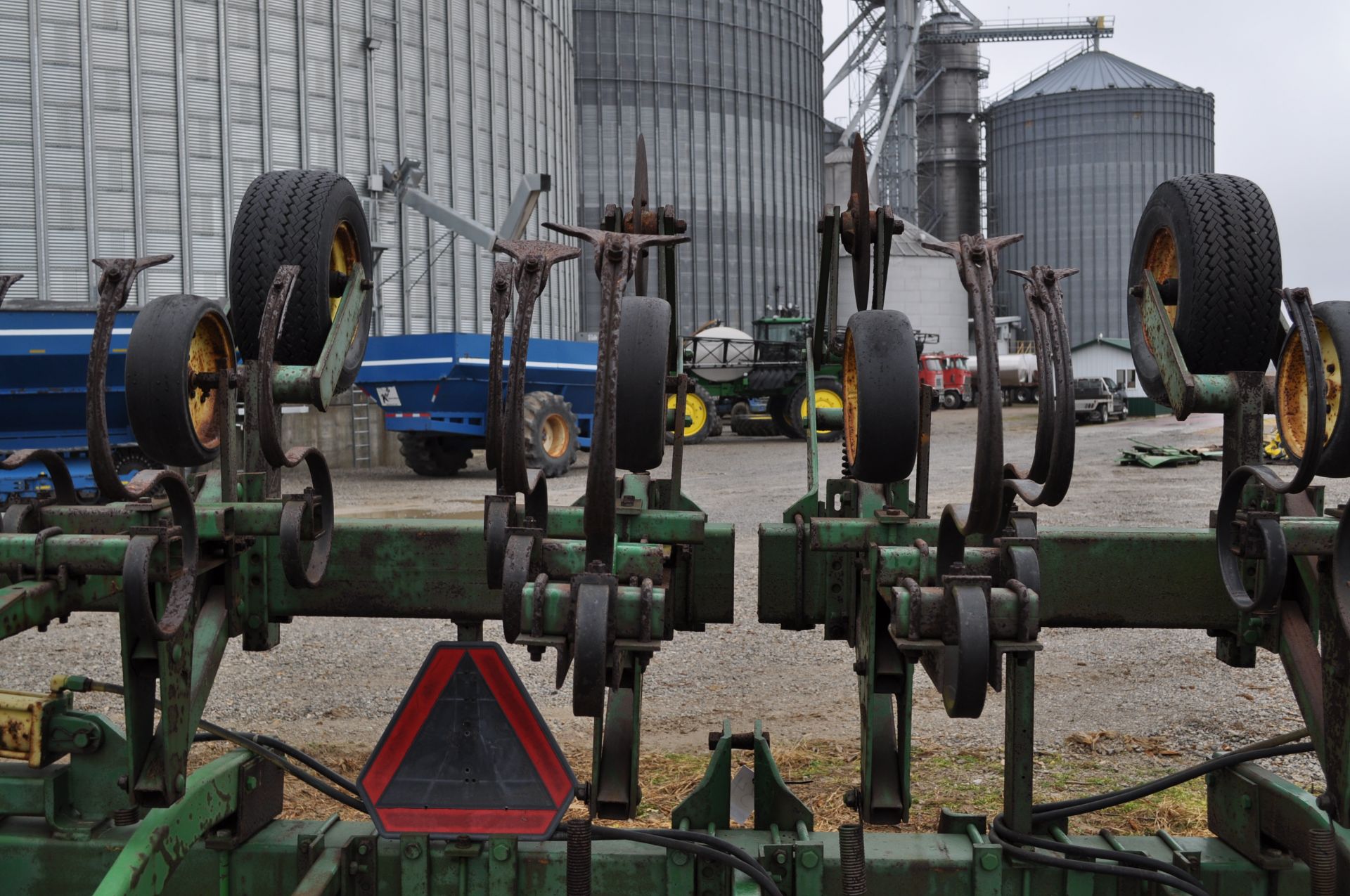 John Deere 12 row x 30” row crop cultivator, 3pt, hyd fold, gauge wheels - Image 13 of 20