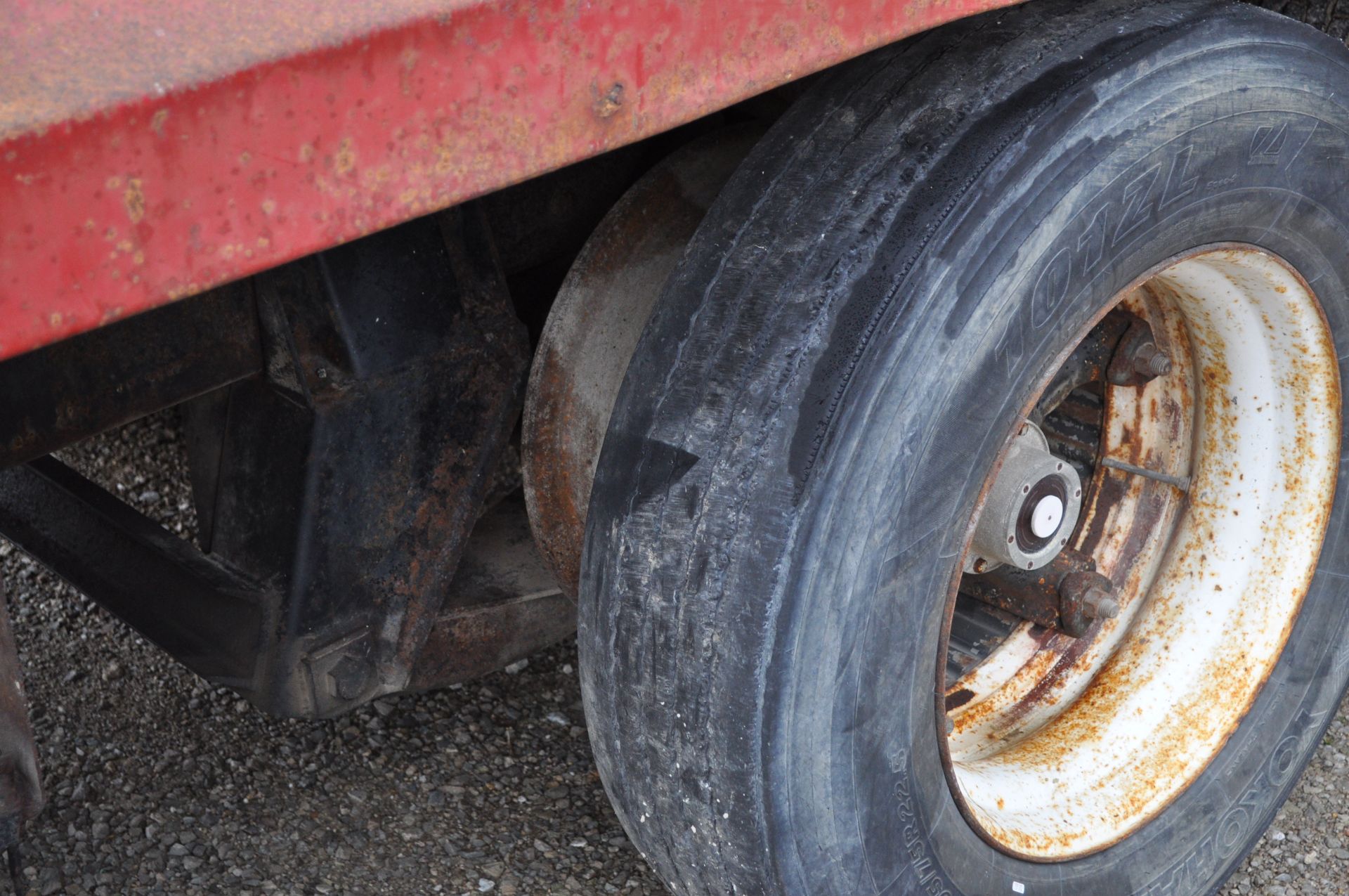 1984 International 2300 dump truck, L10 Cummins, 5+2 trans, air brakes, tandem axle with 3rd axle - Image 6 of 26