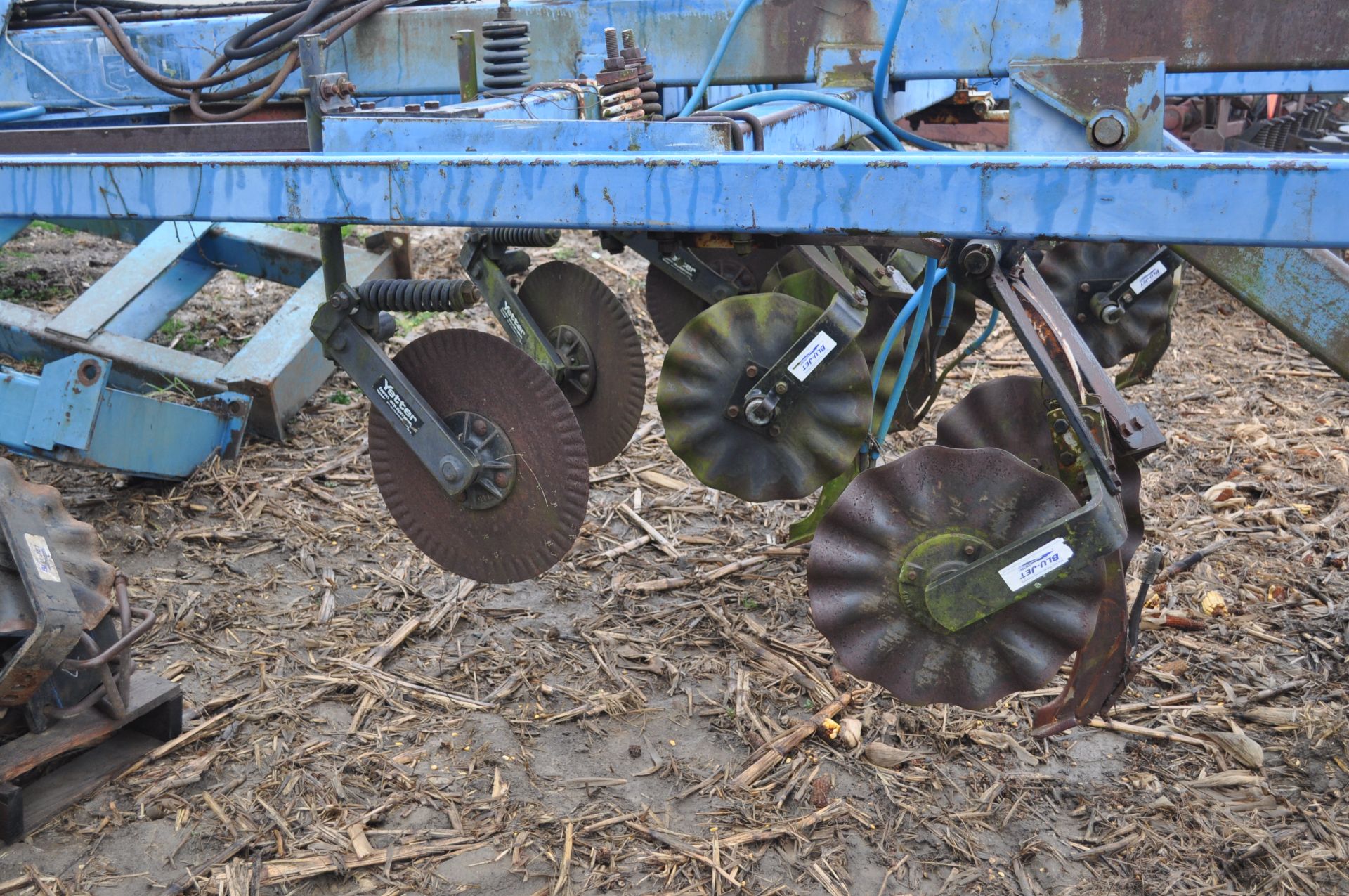 40’ DMI rear fold NH3 bar, lead coulters, spring cushioned shank, Blu-Jet floating closers - Image 13 of 35