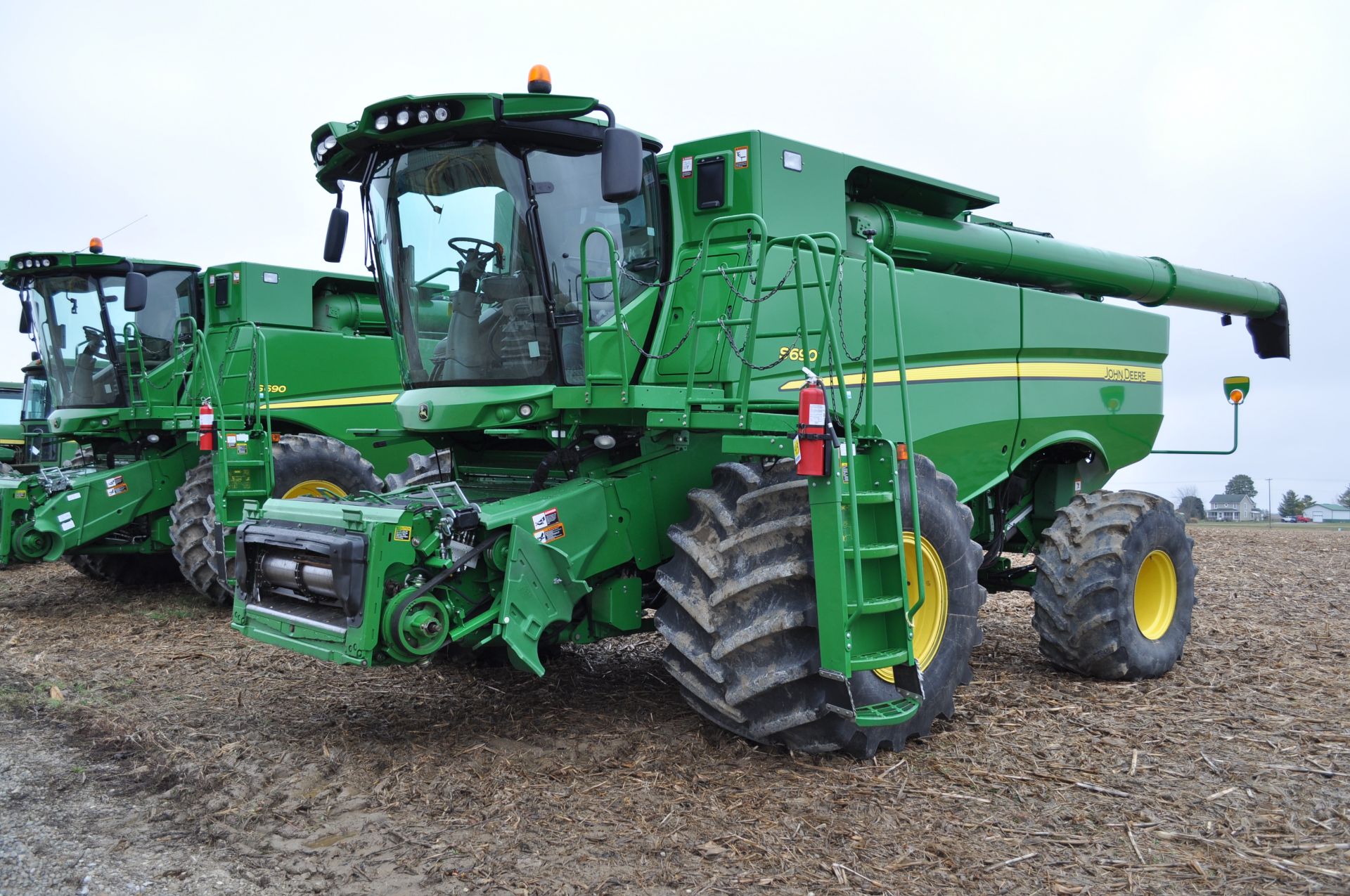 John Deere S690 combine, 1250/45-32 tires, 750/65R26 rear, 4WD, PowerCast tail board, chopper