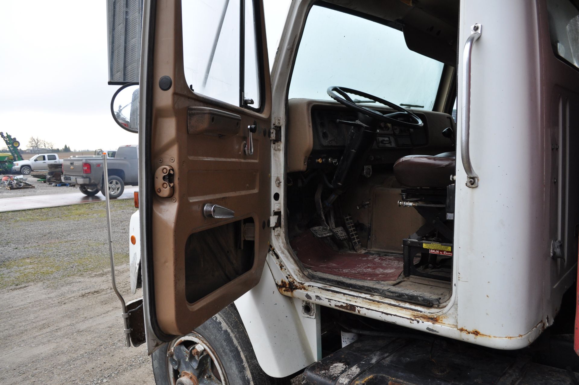 1984 International 2300 dump truck, L10 Cummins, 5+2 trans, air brakes, tandem axle with 3rd axle - Image 19 of 26