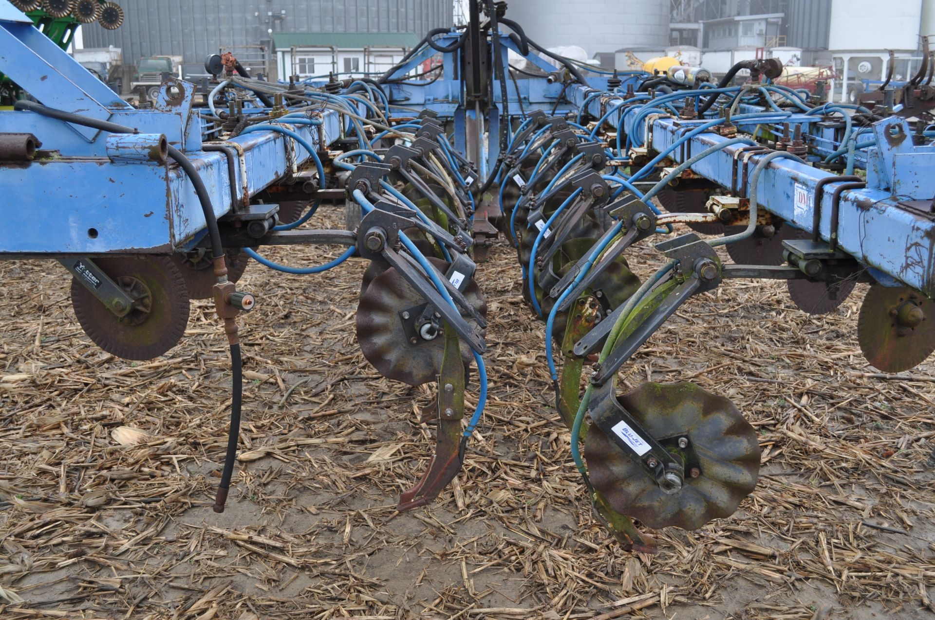 40’ DMI rear fold NH3 bar, lead coulters, spring cushioned shank, Blu-Jet floating closers - Image 28 of 35