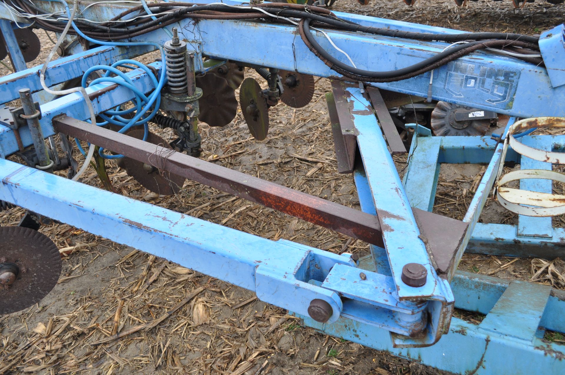 40’ DMI rear fold NH3 bar, lead coulters, spring cushioned shank, Blu-Jet floating closers - Image 34 of 35