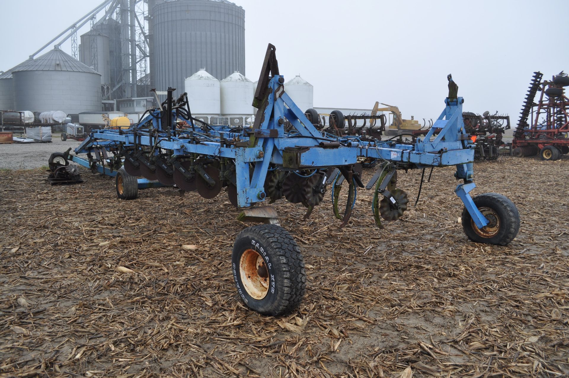 40’ DMI rear fold NH3 bar, lead coulters, spring cushioned shank, Blu-Jet floating closers - Image 4 of 35