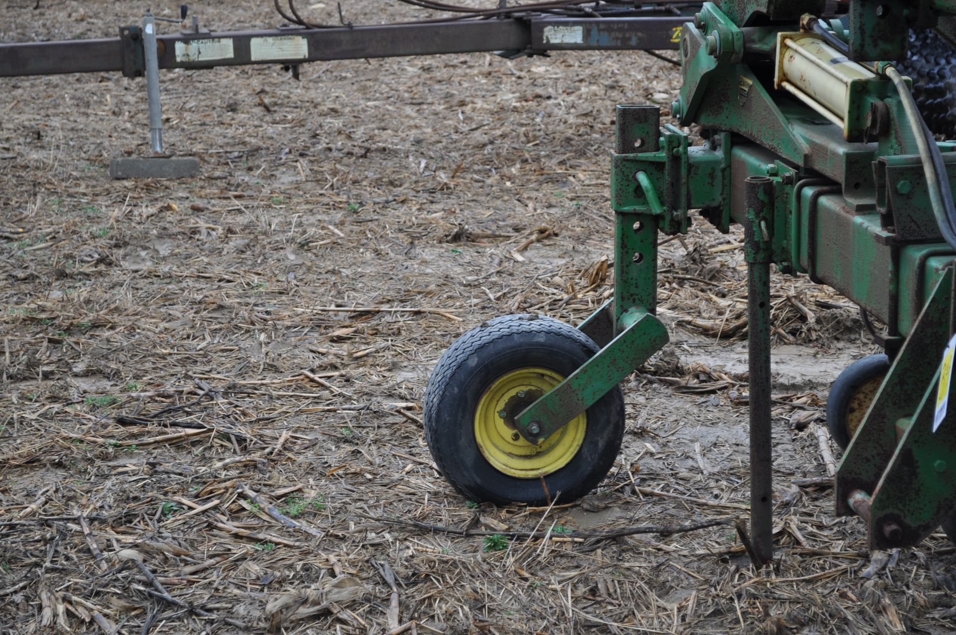 John Deere 12 row x 30” row crop cultivator, 3pt, hyd fold, gauge wheels - Image 18 of 20