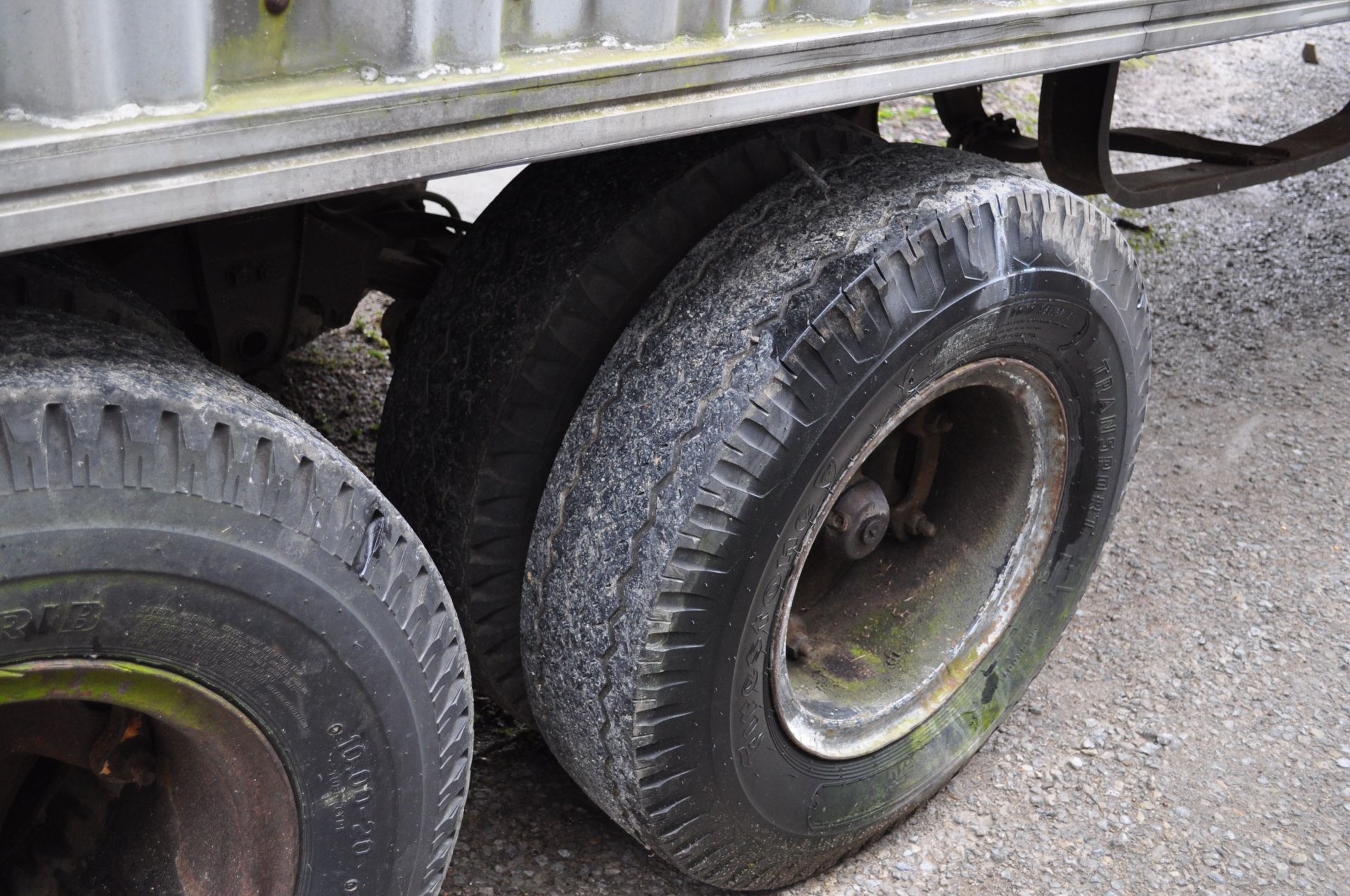 1973 37’ Wilson alum flat grain trailer, swinging rear door, tandem axle, spring ride, 10.00-20 - Image 8 of 15