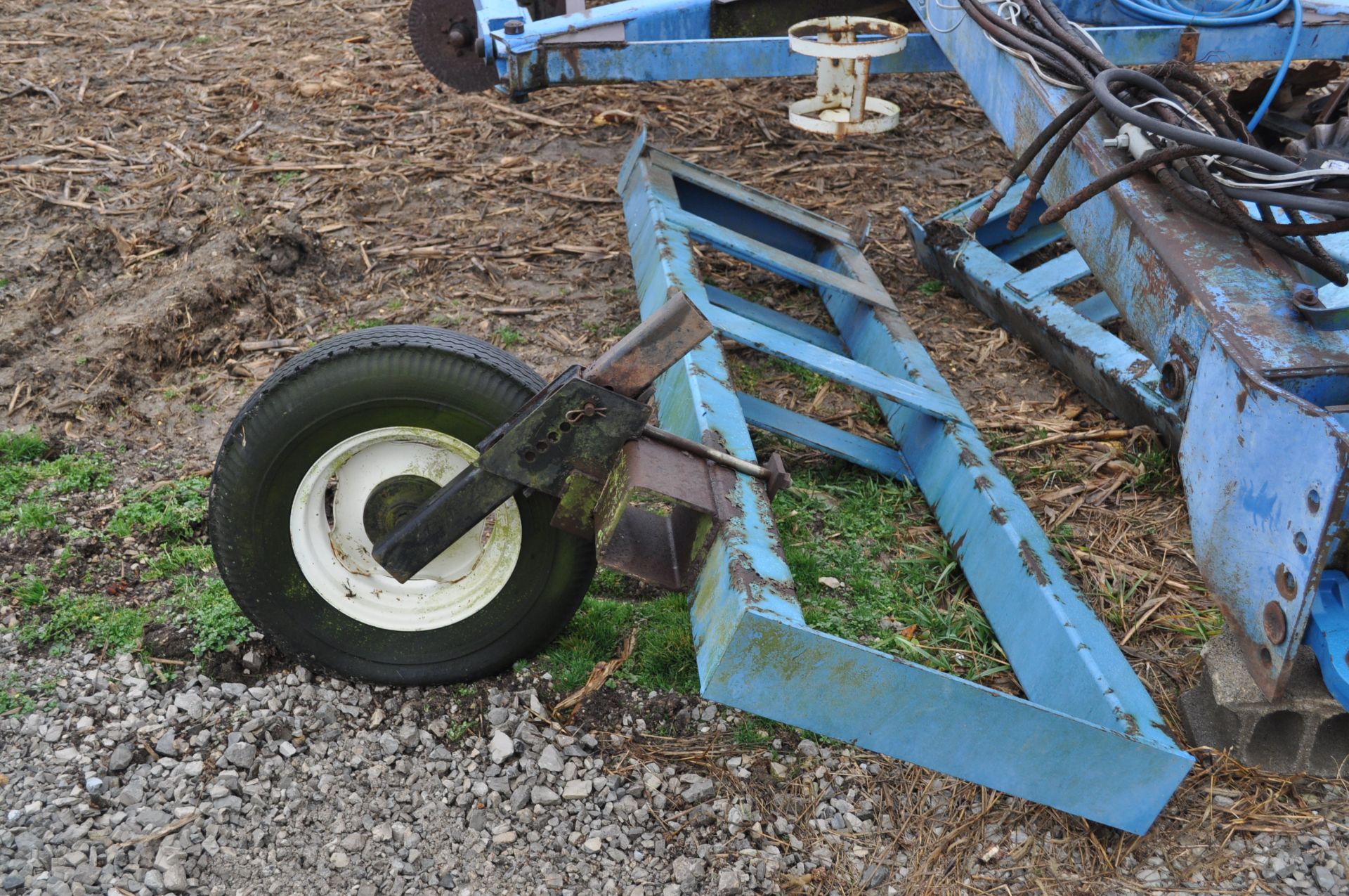 40’ DMI rear fold NH3 bar, lead coulters, spring cushioned shank, Blu-Jet floating closers - Image 10 of 35