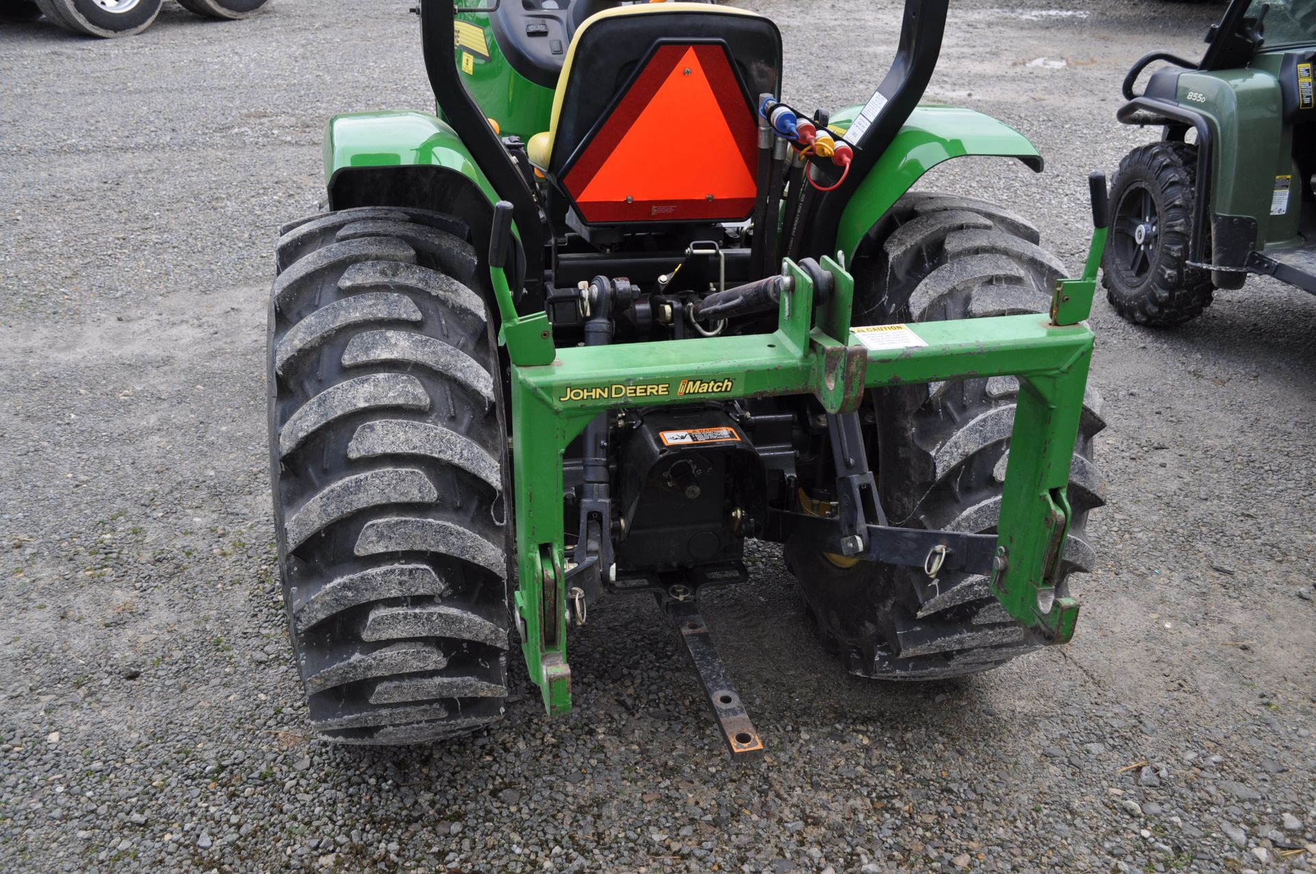 John Deere 3203 compact tractor, 15-19.5 rear, 25 x 8.50-14 front, 4x4 front wts, mid mast hyd - Image 15 of 26