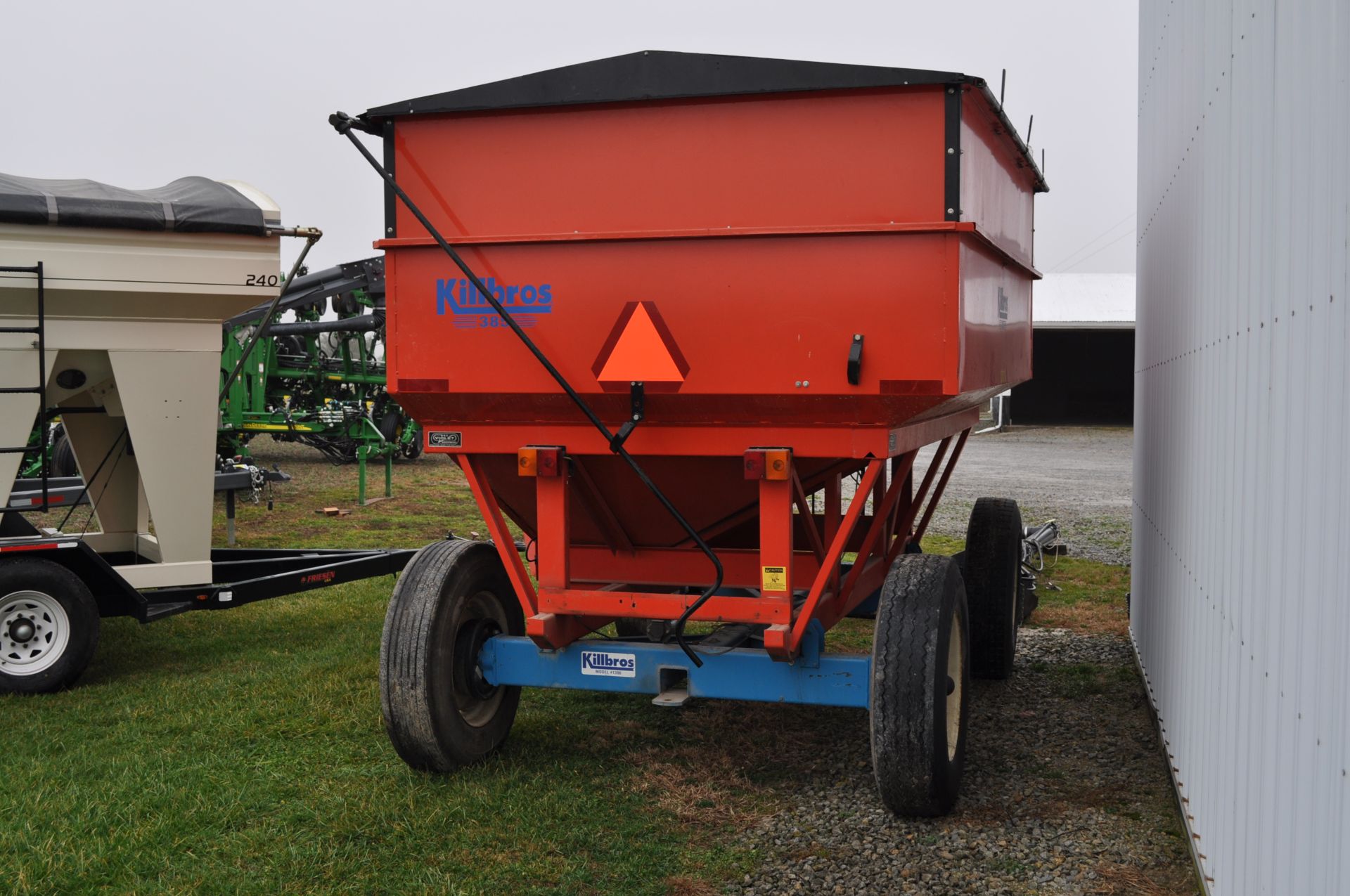 Killbros 385 gravity bed seed wagon, brakes, 11 R 22.5 tires, sight glass, tarp, lights - Image 4 of 12