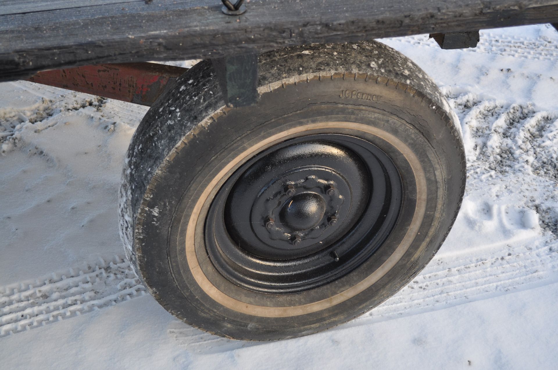 Flat rack hay wagon - Image 8 of 9